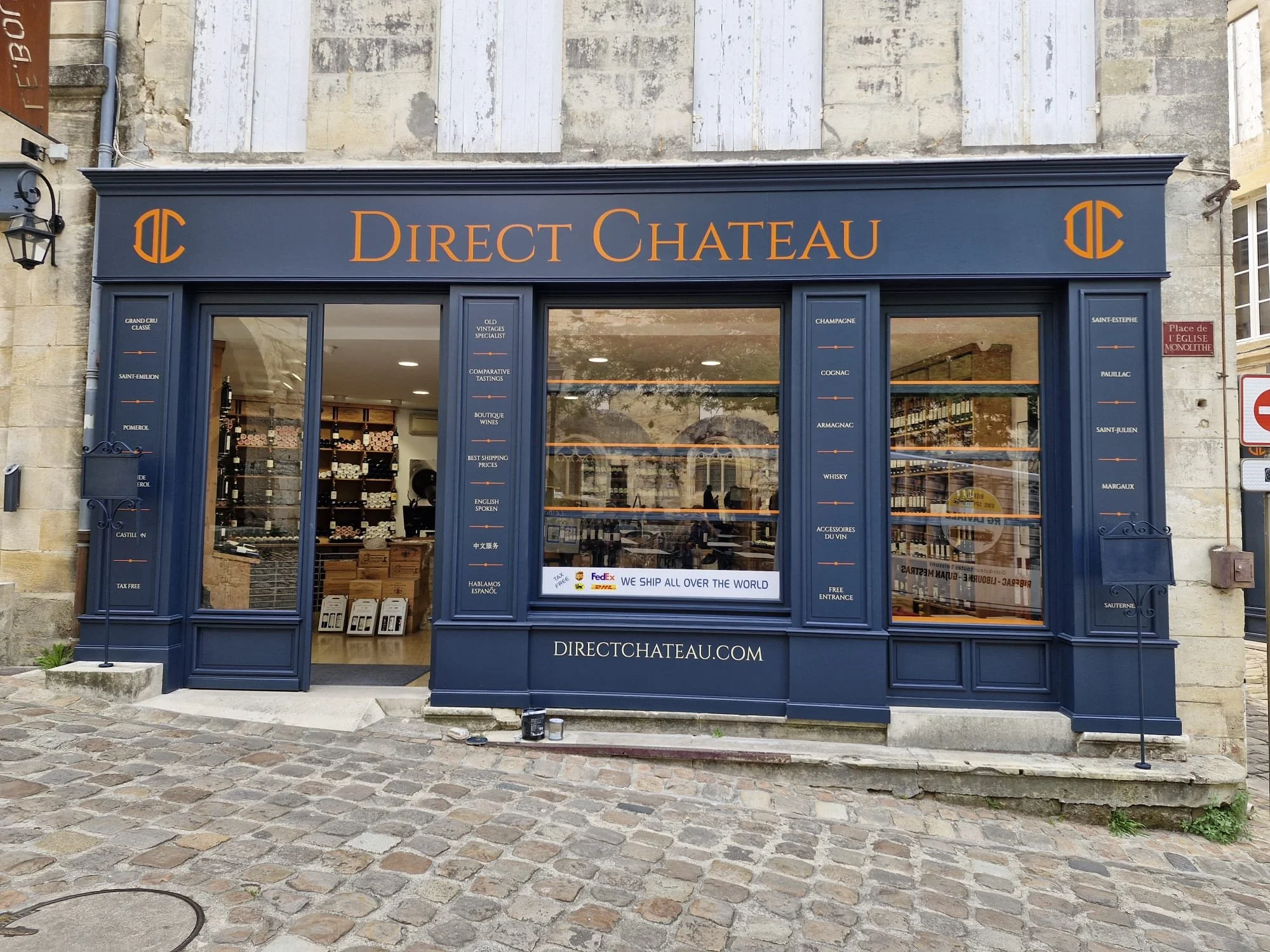 Reproduction, rénovation et reproduction à l'identique d'une façade de magasin de vin à Saint-Émilion