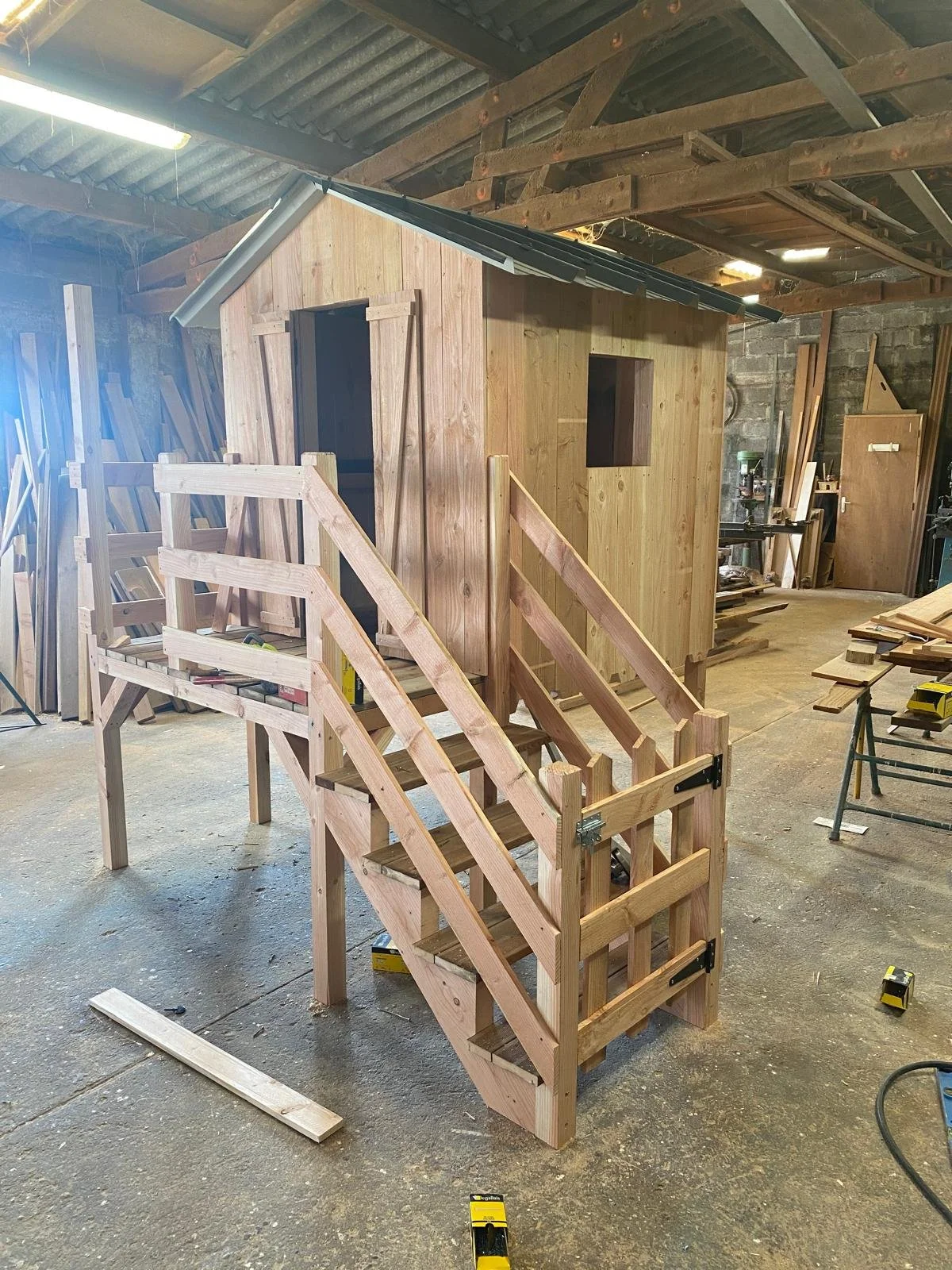 Création d'une cabane en bois pour enfants.