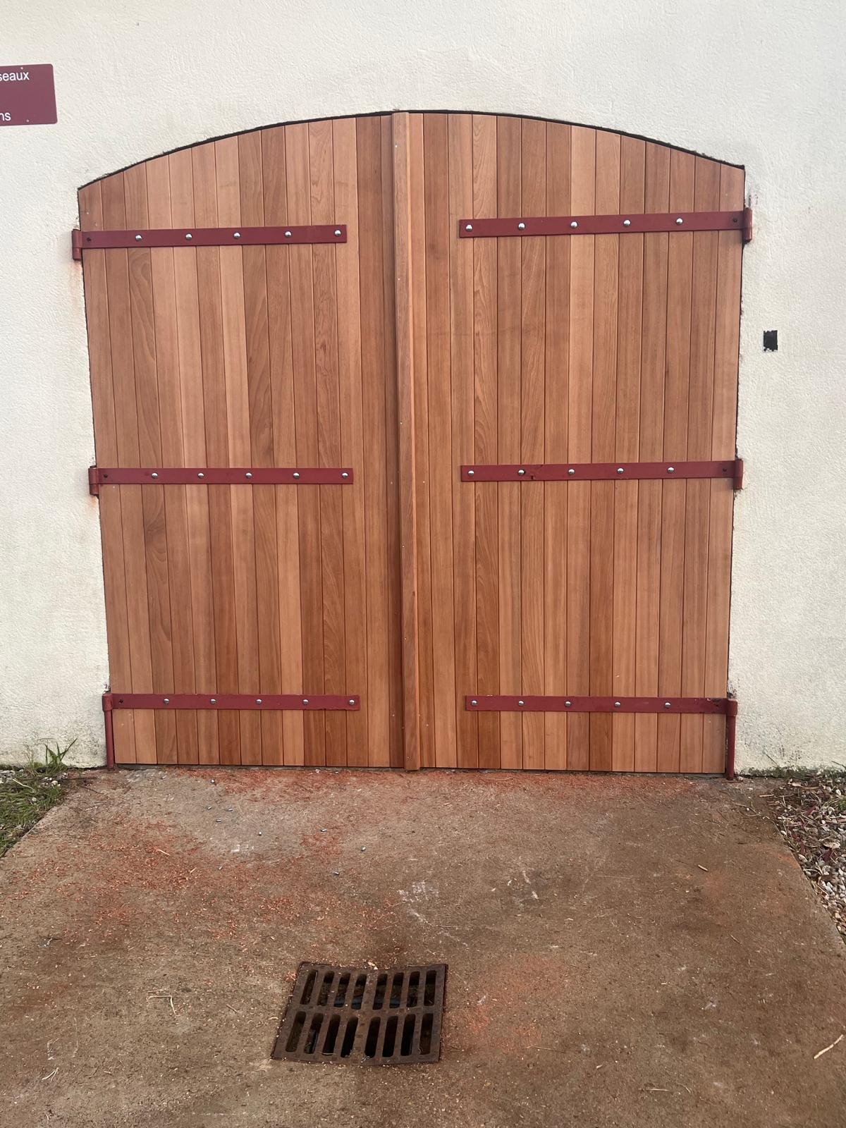 Création et pose d'une porte de chai cintrée.