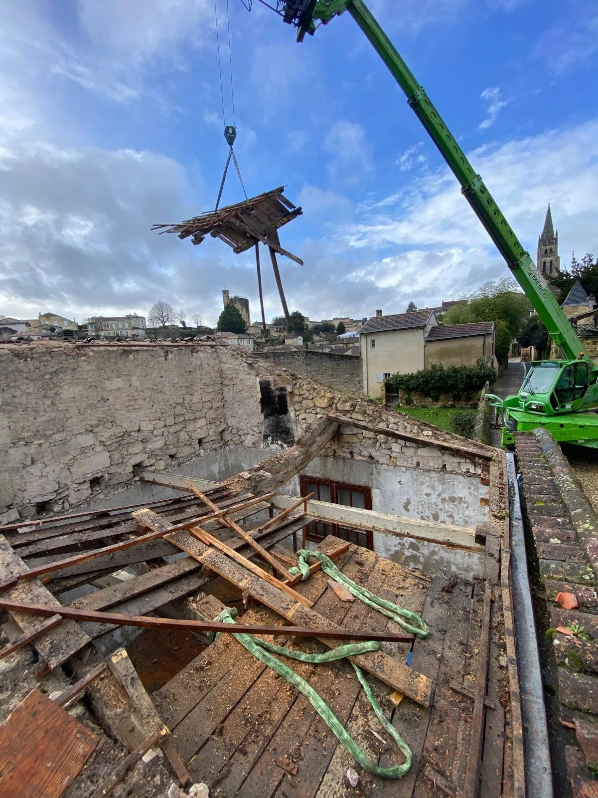 Rénovation de la toiture d'un bâtiment à Saint-Émilion.