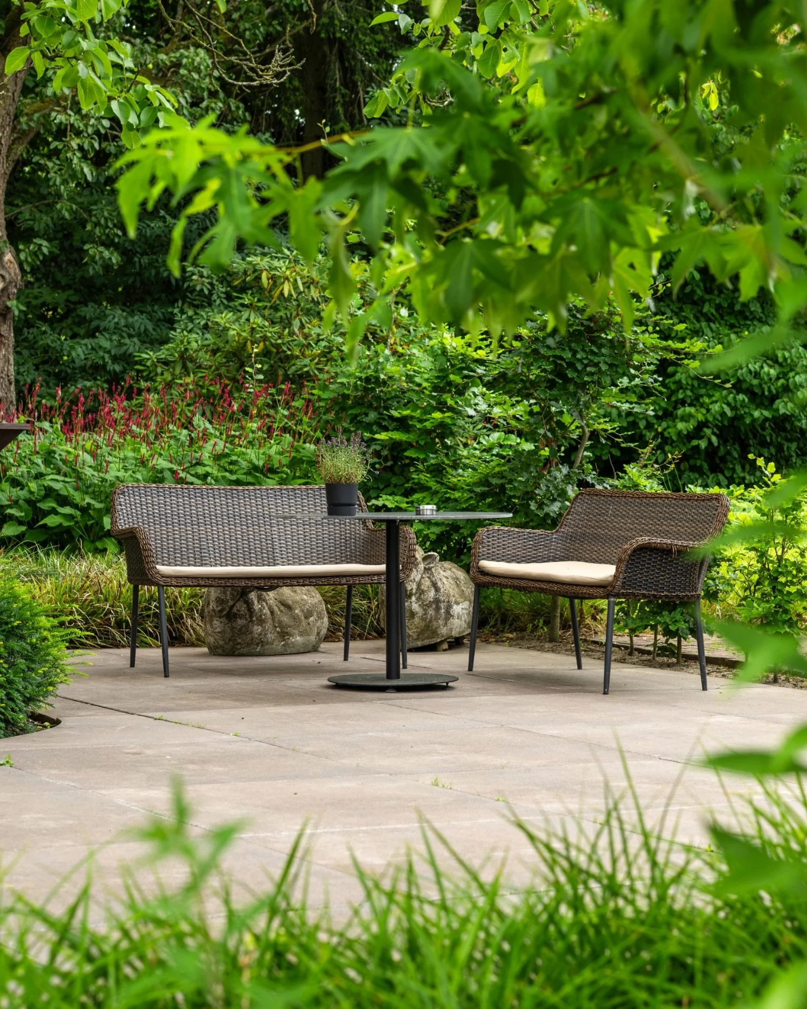 Een tuin ontworpen met aandacht voor lijnen, vormen en verhoudingen. Knusse hoekjes in het groen die de beleving versterken.