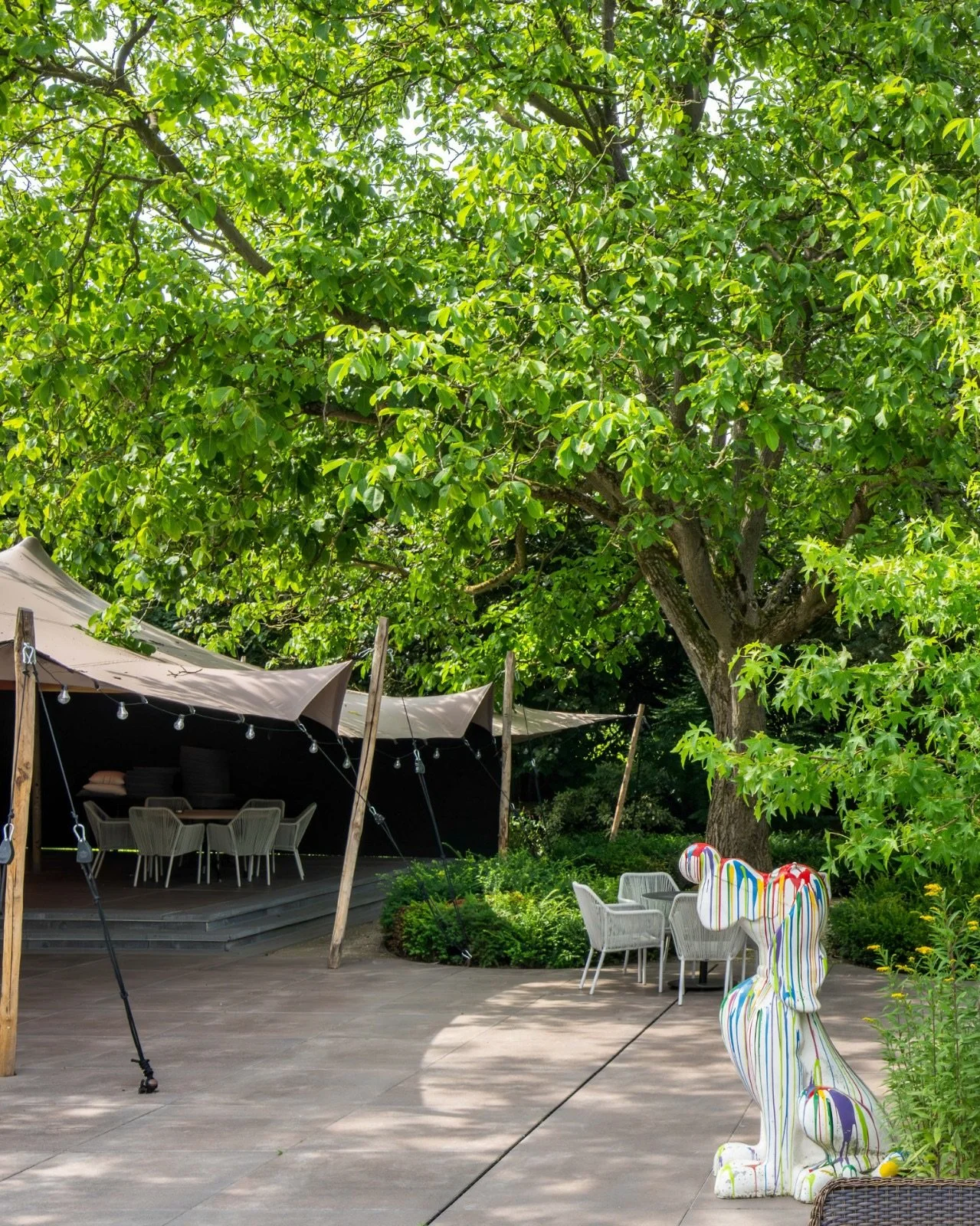 De stretch tent biedt flexibiliteit voor evenementen, zonder de esthetiek van de tuin te verstoren. Functionaliteit en stijl in &eacute;&eacute;n