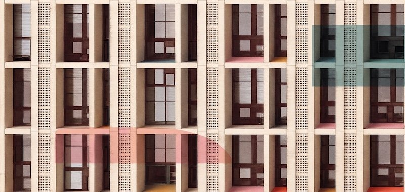 Facade en gros plan de la Cité Radieuse de Briey avec des effets graphiques colorées en rose et bleu en superposition.