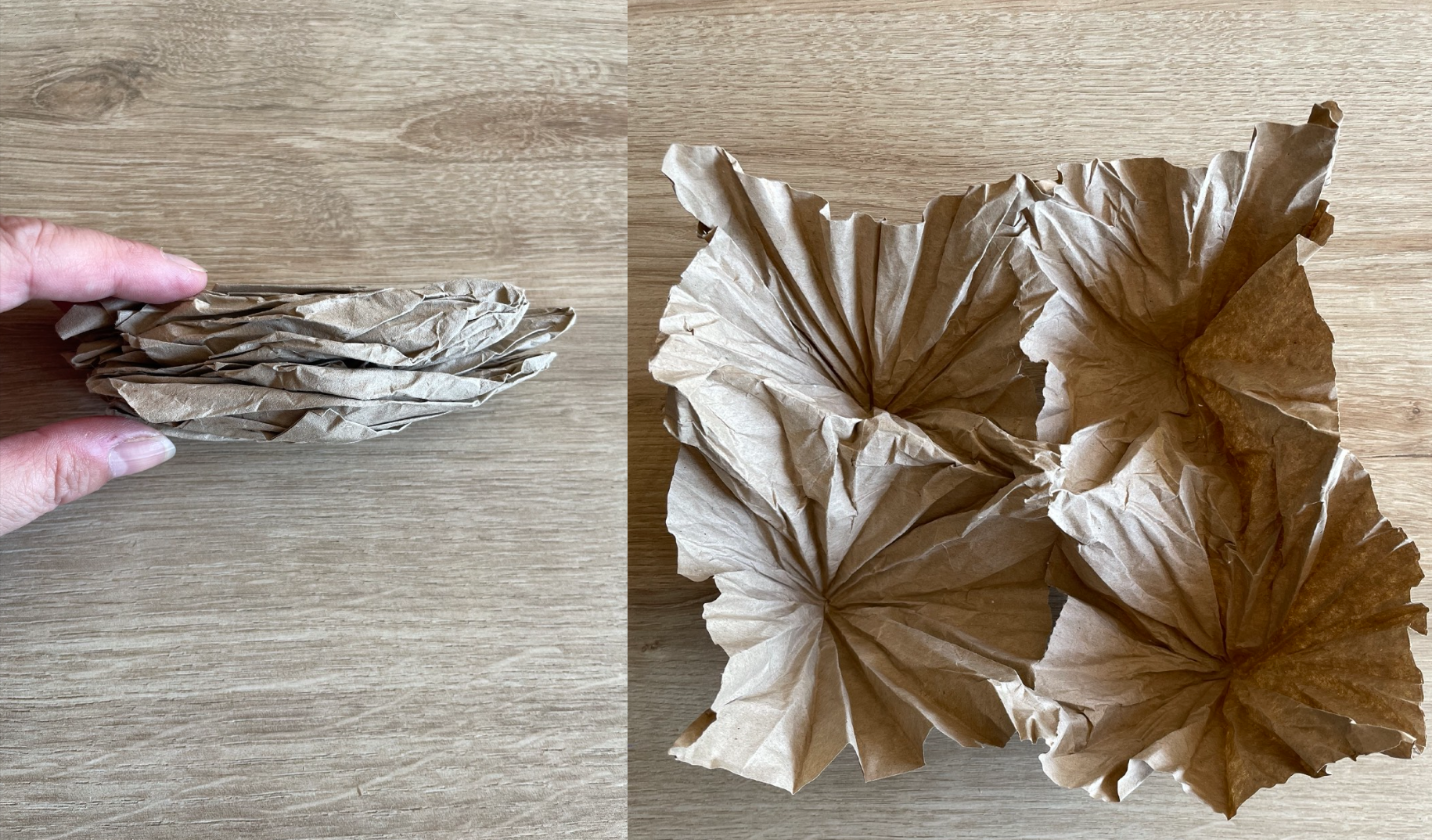 Une main tenant un papier brun froissé à gauche, et quatre morceaux du même papier déployés, à droite, tous deux sur un plan de travail en bois.