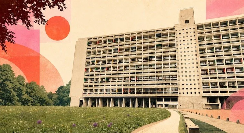 Une vue de face de la Cité Radieuse de Briey, entourée d'un espace vert avec un chemin pavé avec des éléments graphiques rose et orange.