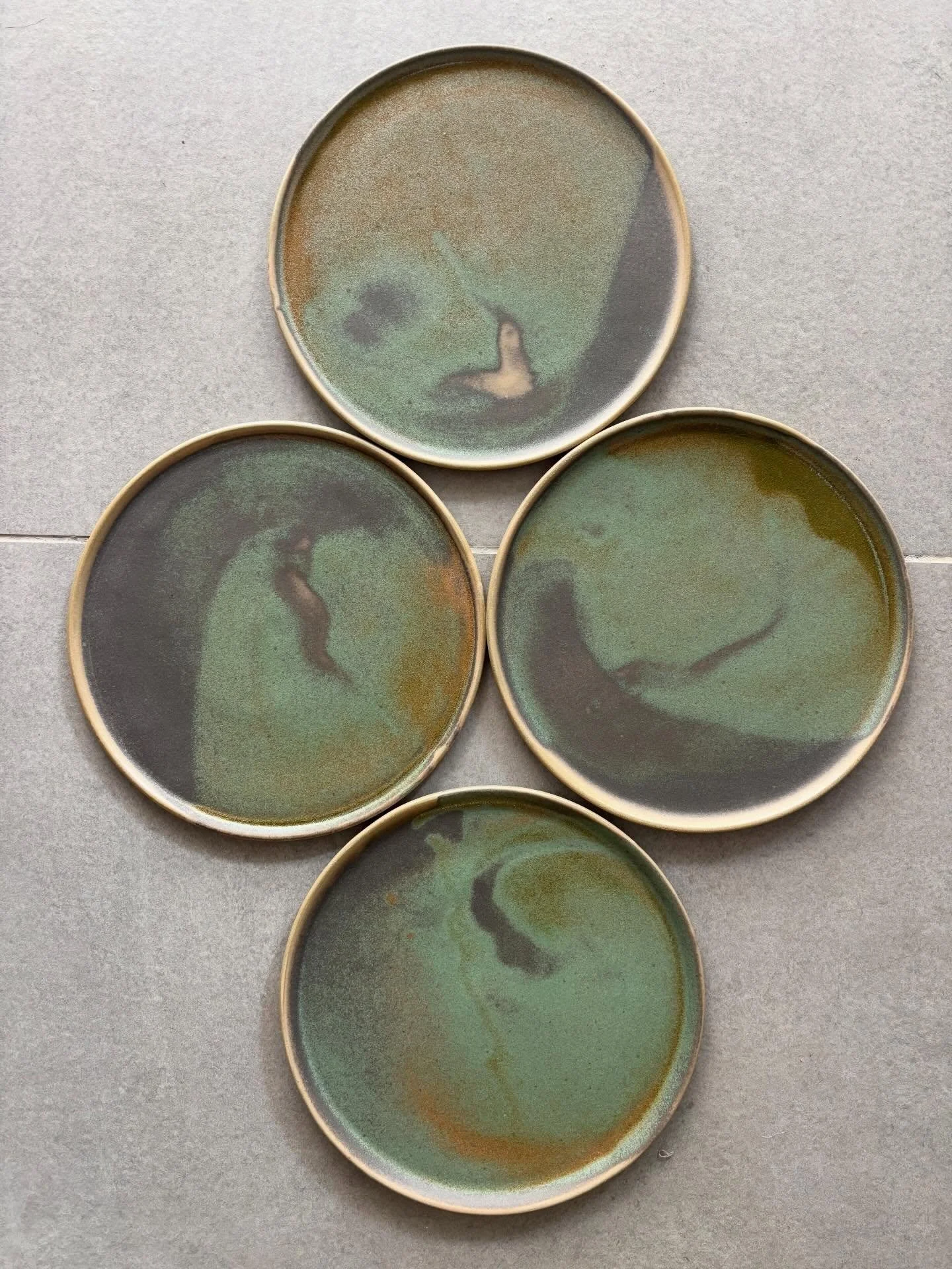 These plates came out from the kiln this morning and left the studio by midday 😝