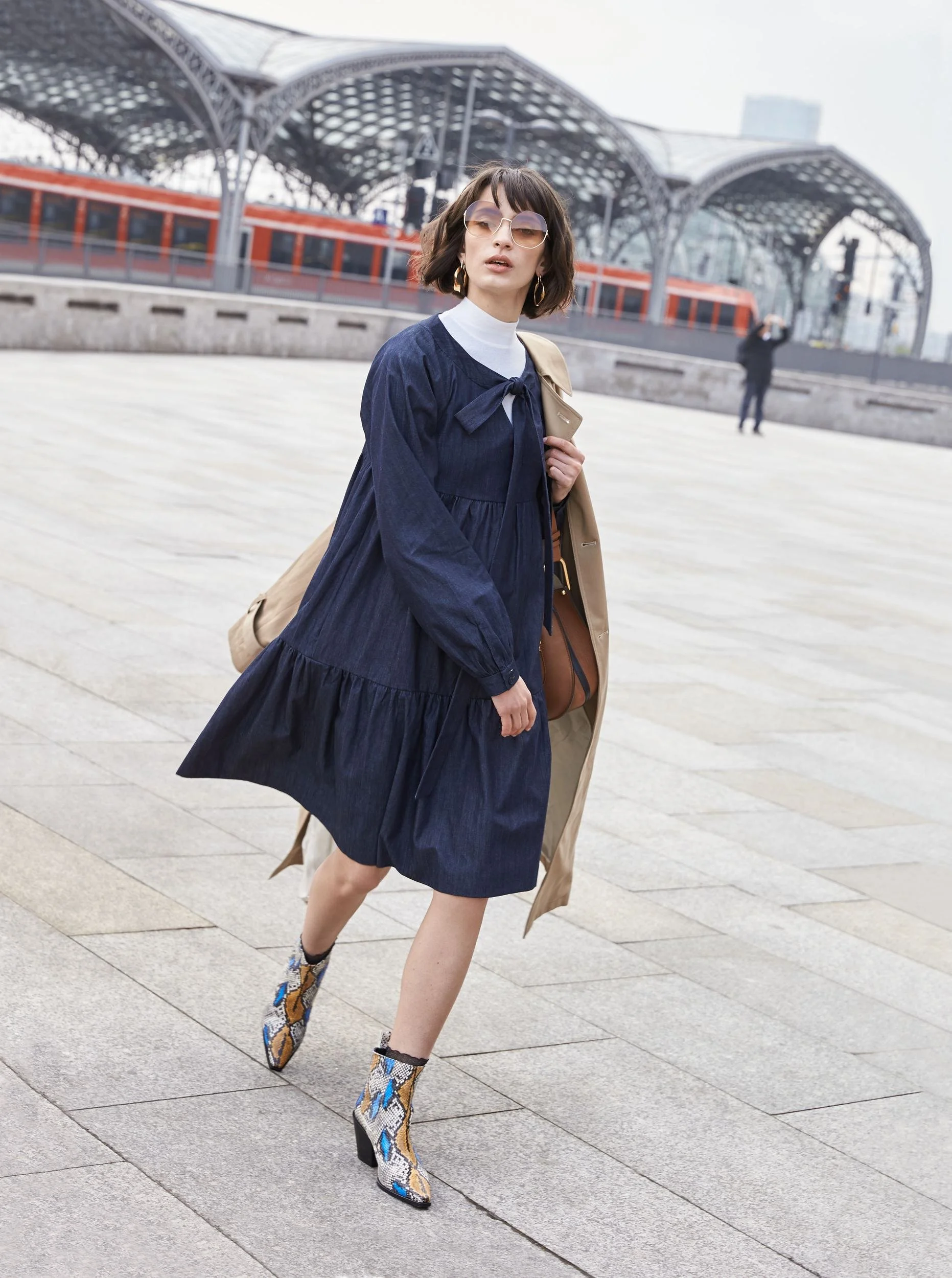 Hellmuth Lookbook 2019: dunkelblaues Volantkleid KIWI vor der Kulisse des Kölner Hauptbahnhofs