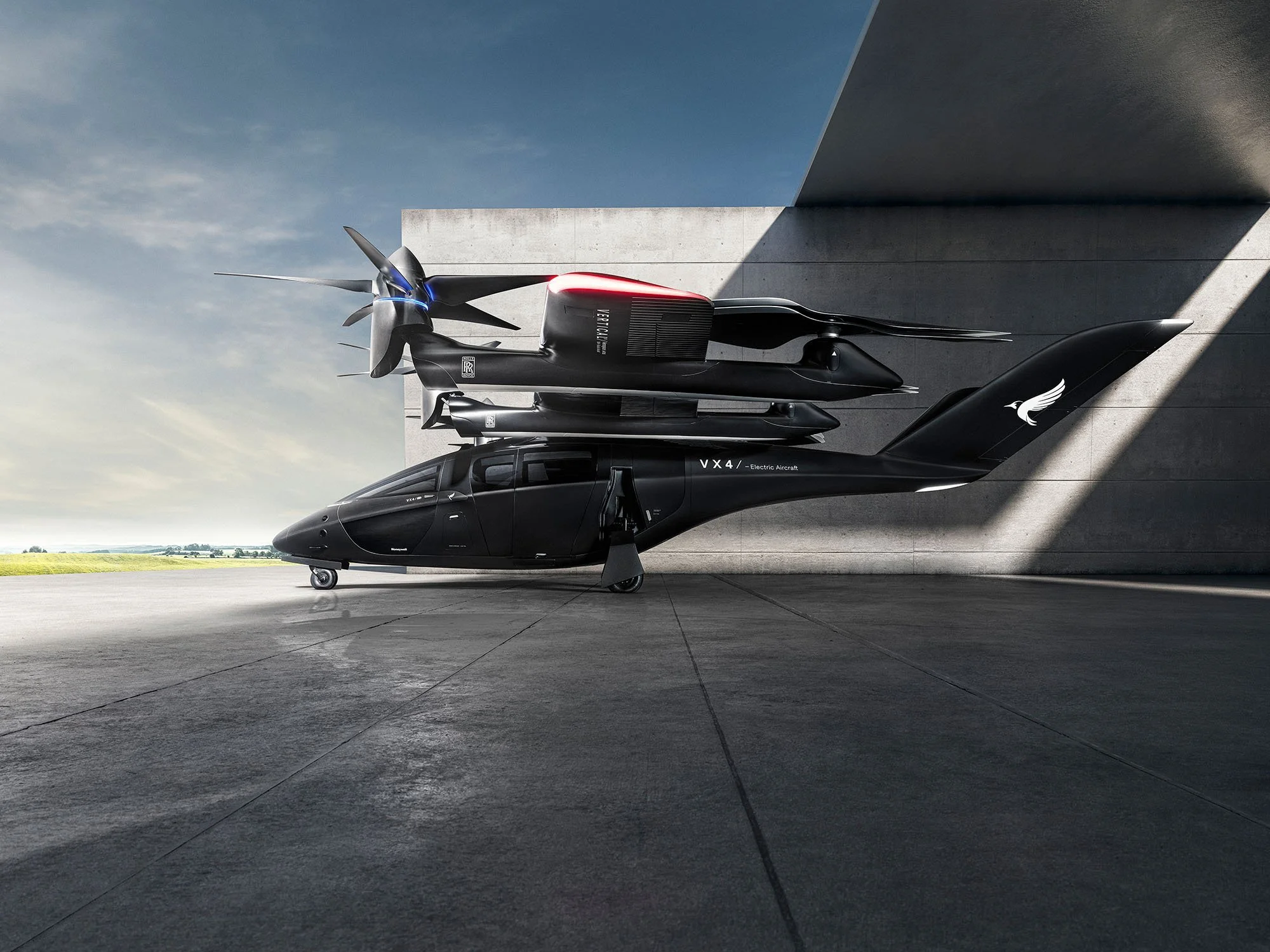 Schwarzes VX4 eVTOL-Flugtaxi von Vertical Aerospace vor Betonwand unter blauem Himmel – Composing Bildergut.
