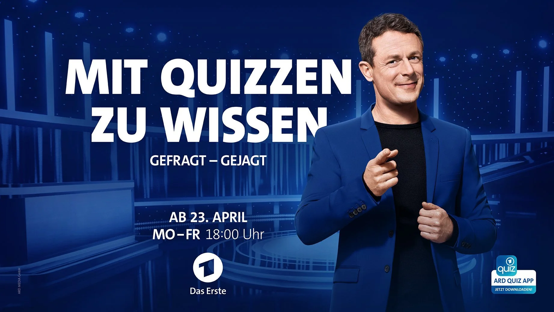 Moderator im blauen Sakko in TV-Studio-Kulisse, ARD Gefragt Gejagt & Quizduell-Olymp – Composing von Bildergut.