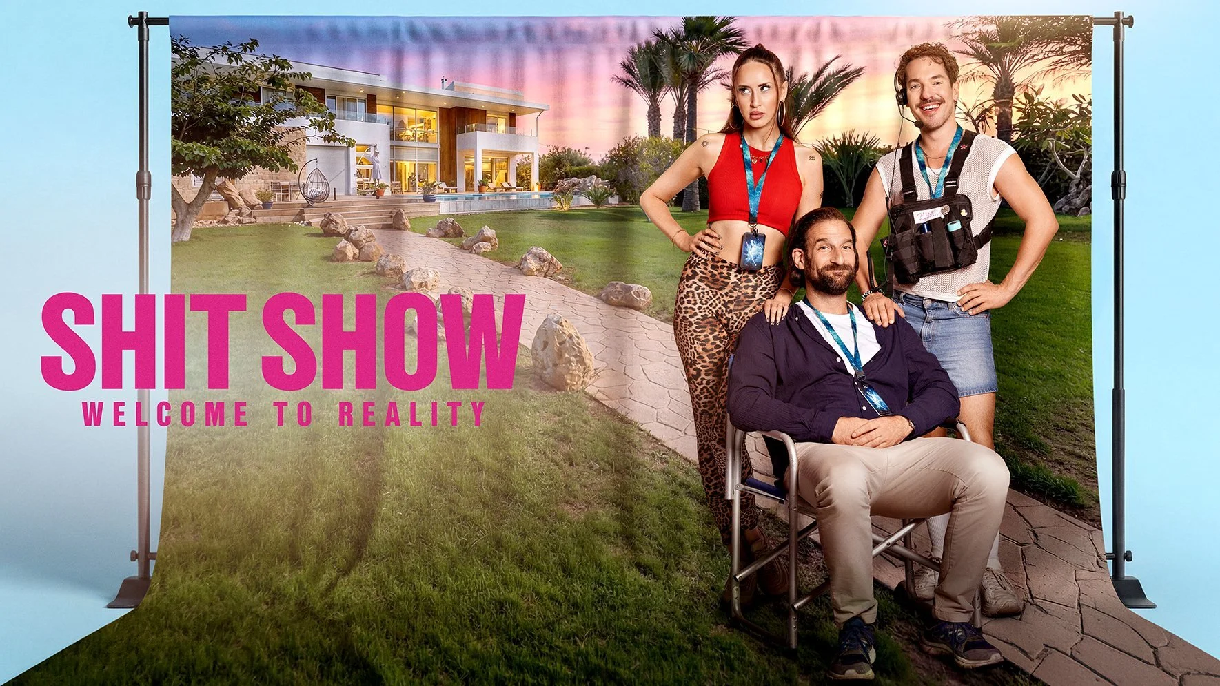 Reality-Crew vor Villa-Fotohintergrund auf Studio-Rasen, RTL+ The Shit Show Welcome to Reality – Composing von Bildergut.