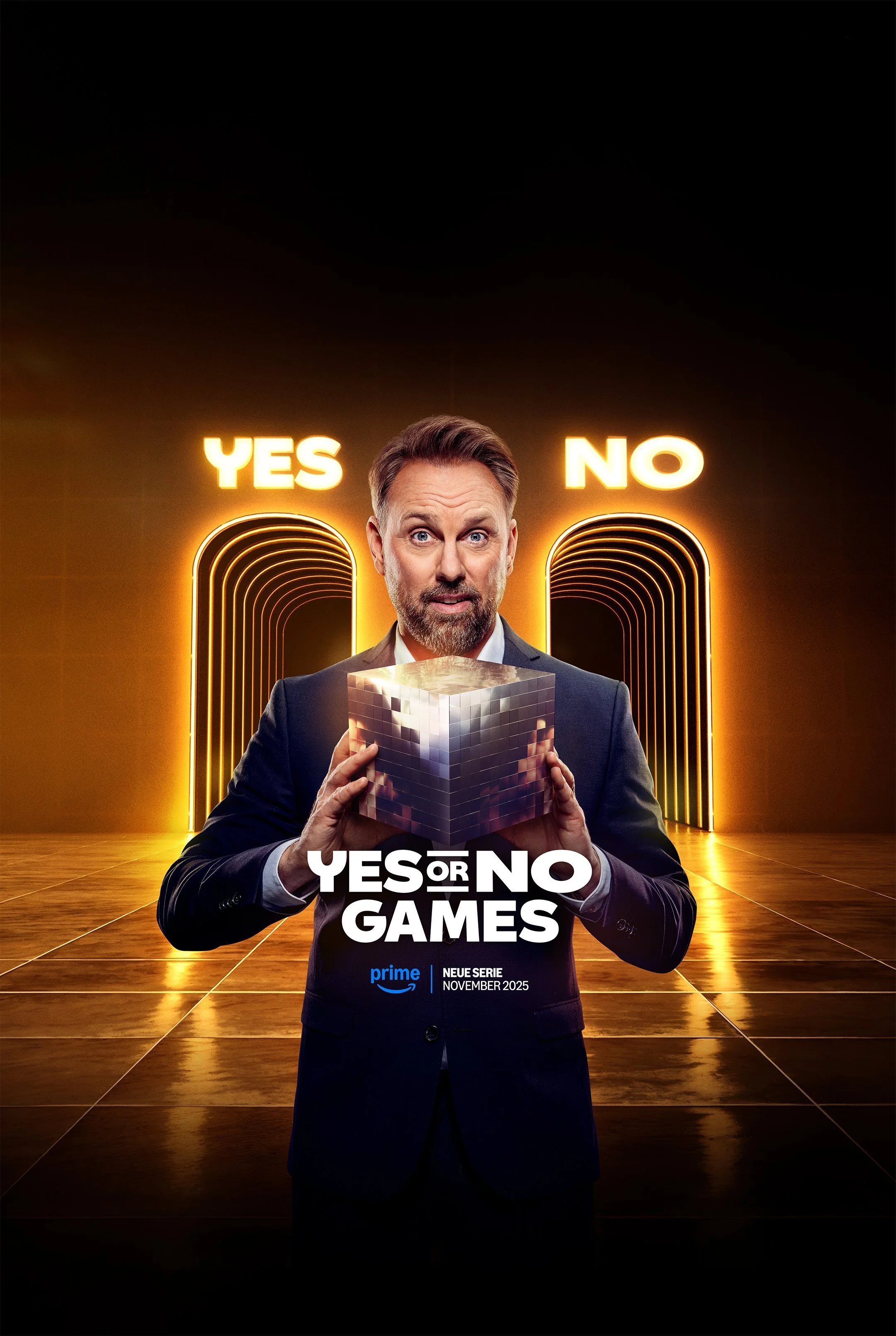 Moderator mit Würfel zwischen Yes- und No-Toren im goldenen Licht, Yes or No Games für Amazon Prime – Composing Bildergut.