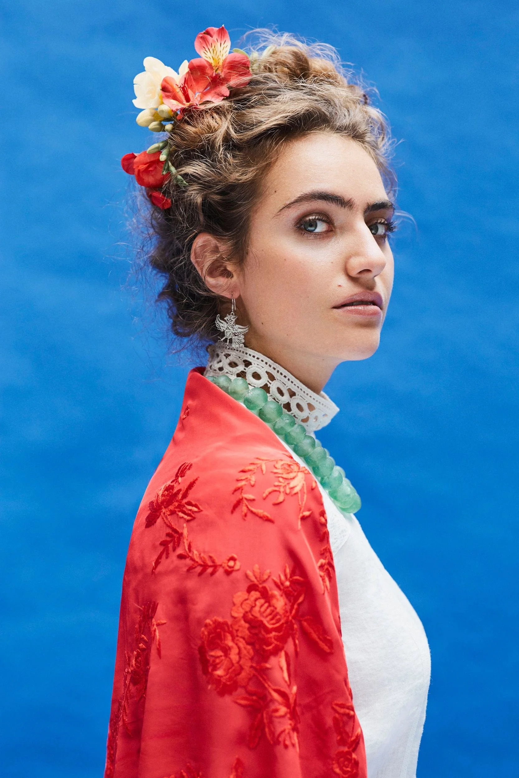 Porträt mit roter Stola und Blumen im Haar