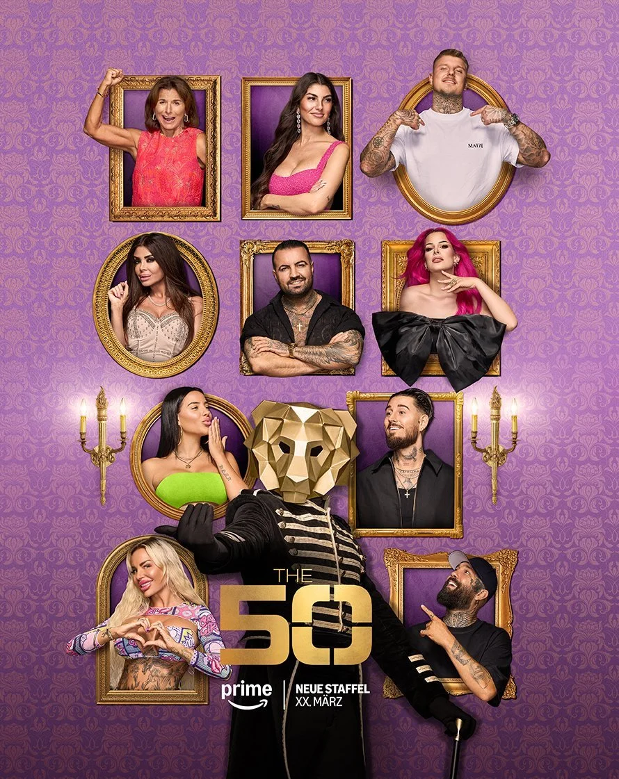 Realitystars in goldenen Bilderrahmen auf lila Wand, maskierte Figur im Zentrum, Amazon Prime The 50 Staffel 2 – Composing Bildergut.