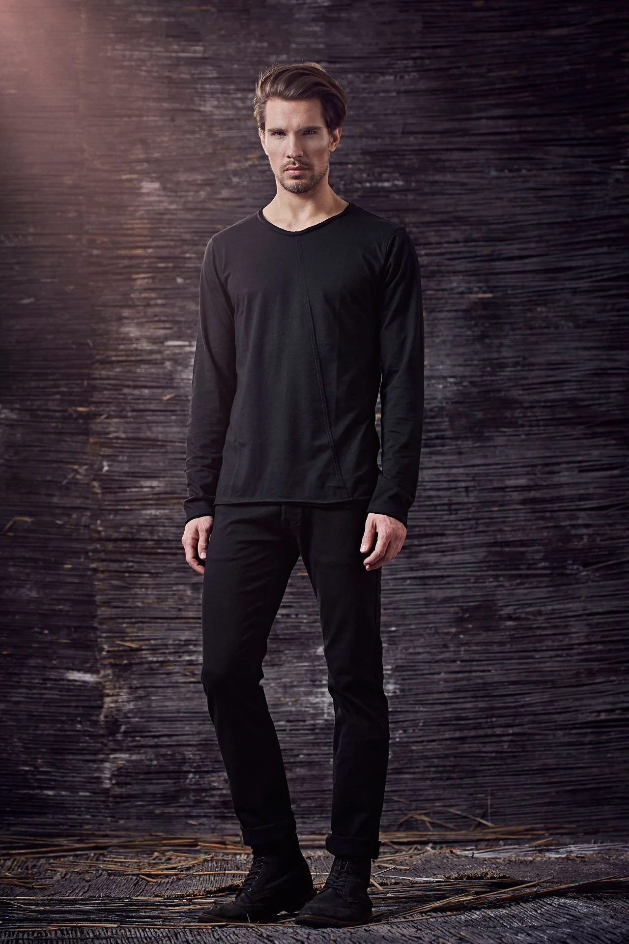 Männliches Model mit Kapuzenjacke vor dunklem Holzhintergrund, Simon Èse Winter 15/16 Lookbook – Retusche Bildergut.