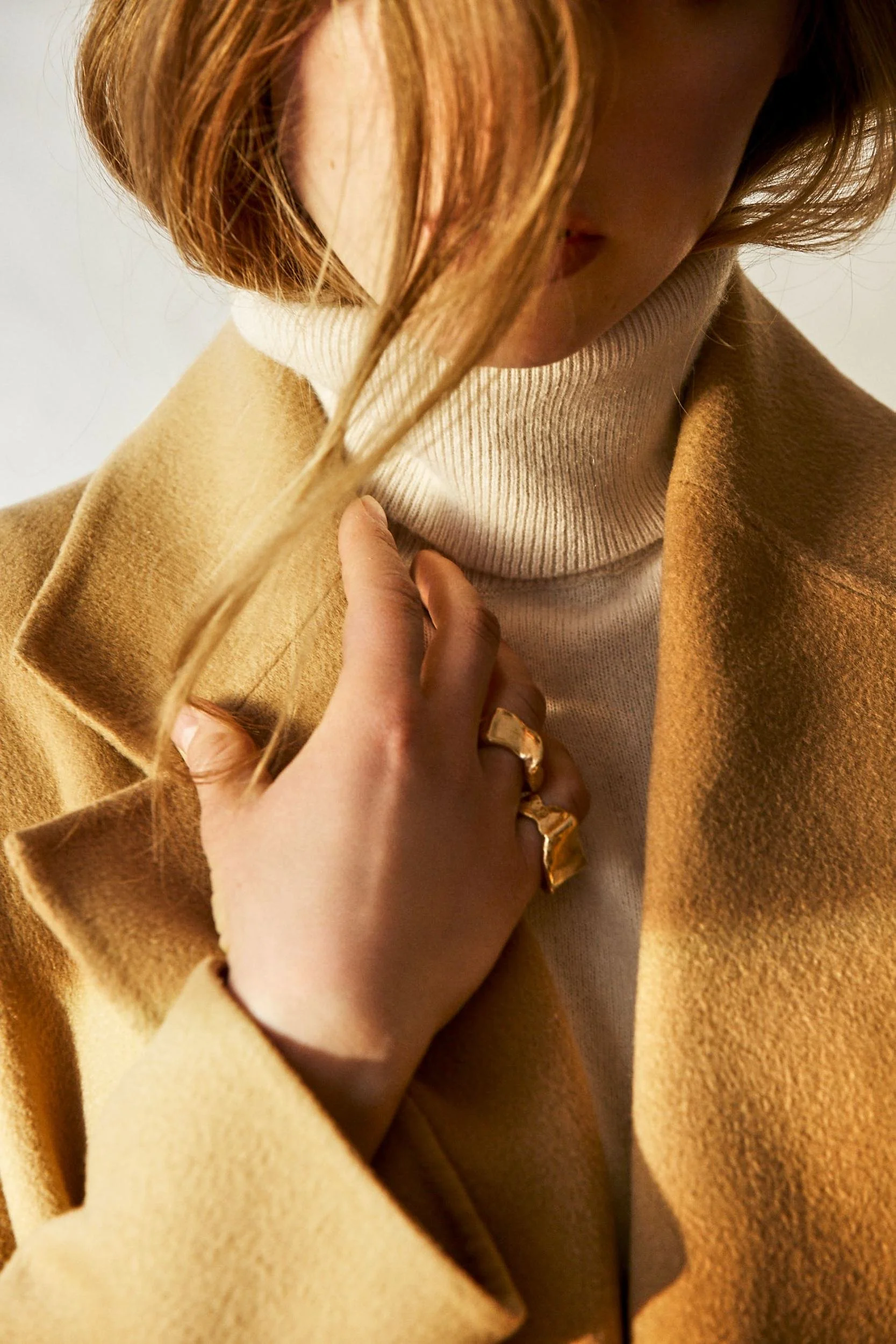 Detail mit Kragen, Hand und goldenem Ring