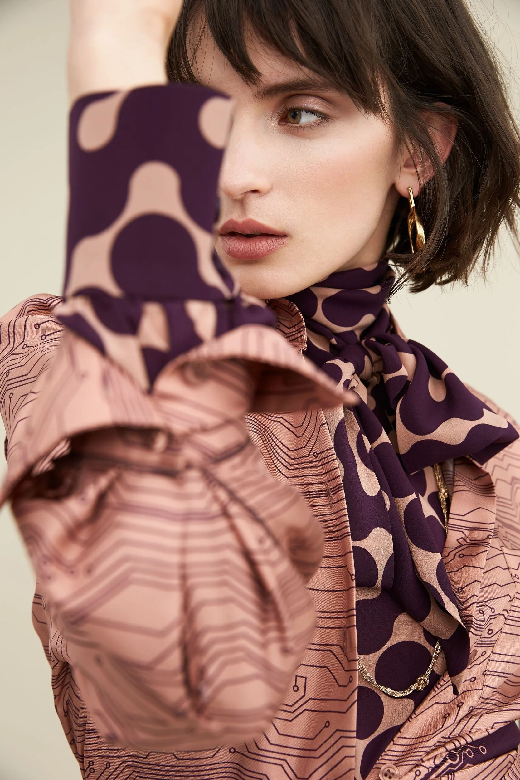 Hellmuth Lookbook 2019: Look BAGHIRA im Detail, Print-Mix mit Schluppenbluse
