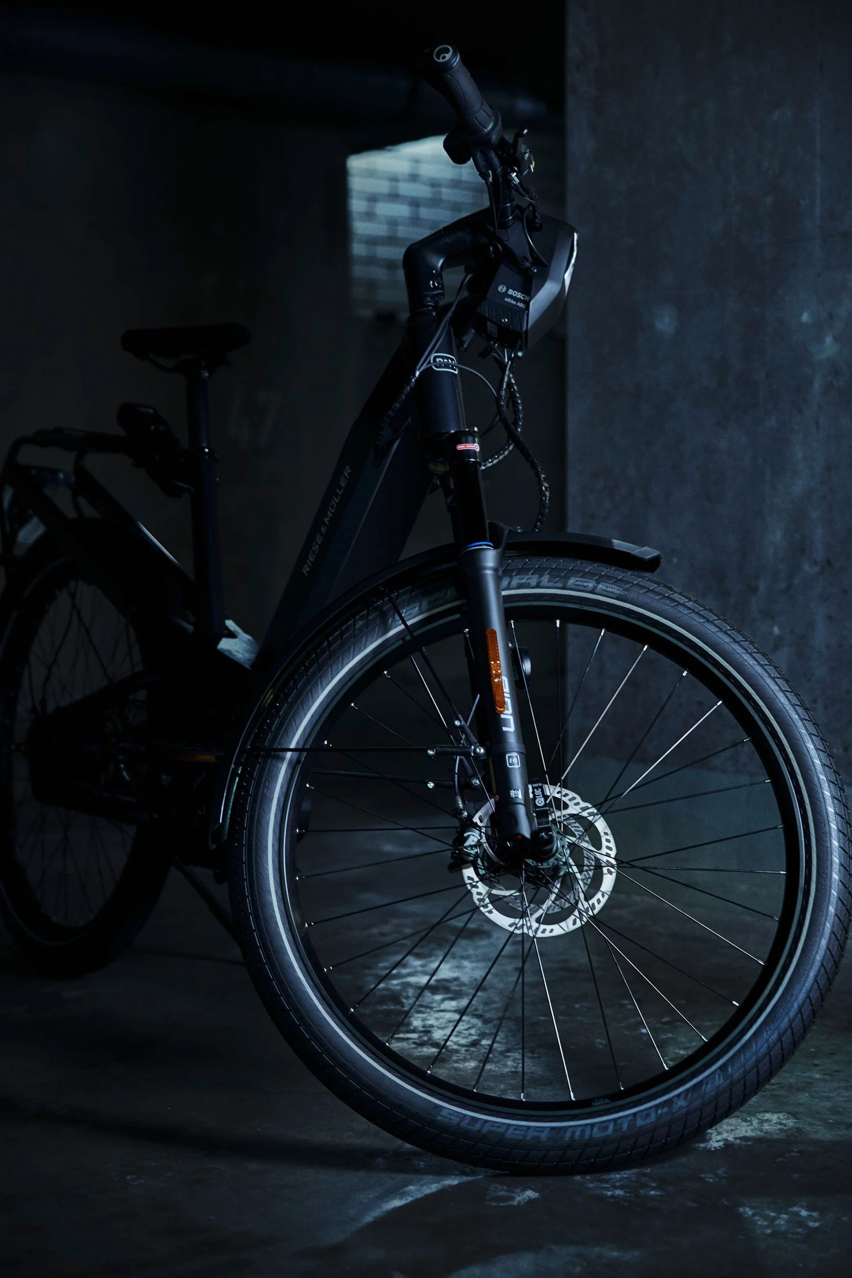 E-Bike-Front mit Scheibenbremse im Streiflicht