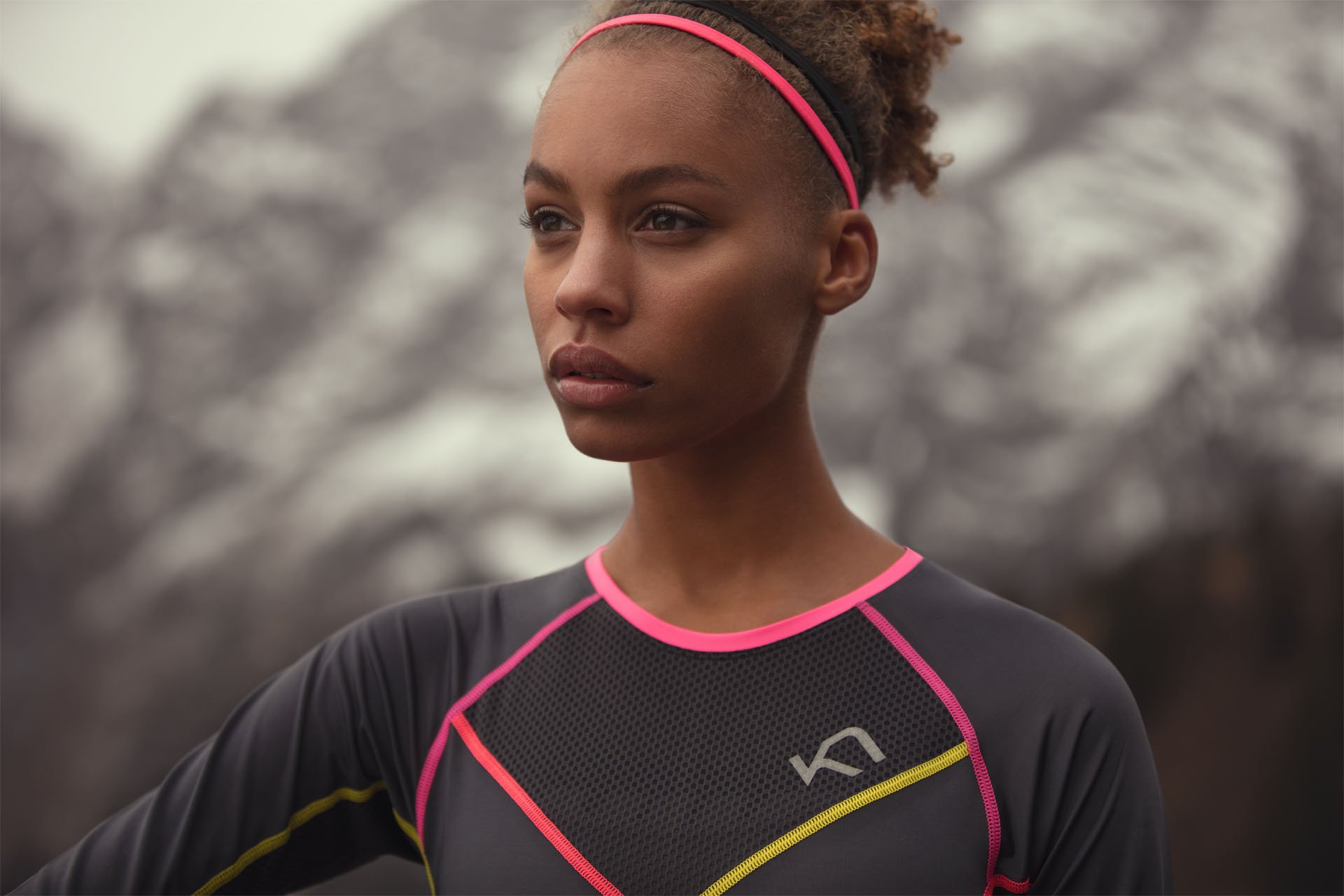 Sportlerin mit pinkem Stirnband im Funktionsshirt vor Bergen, Lookbook 3 2 1 Run – Retusche Bildergut.