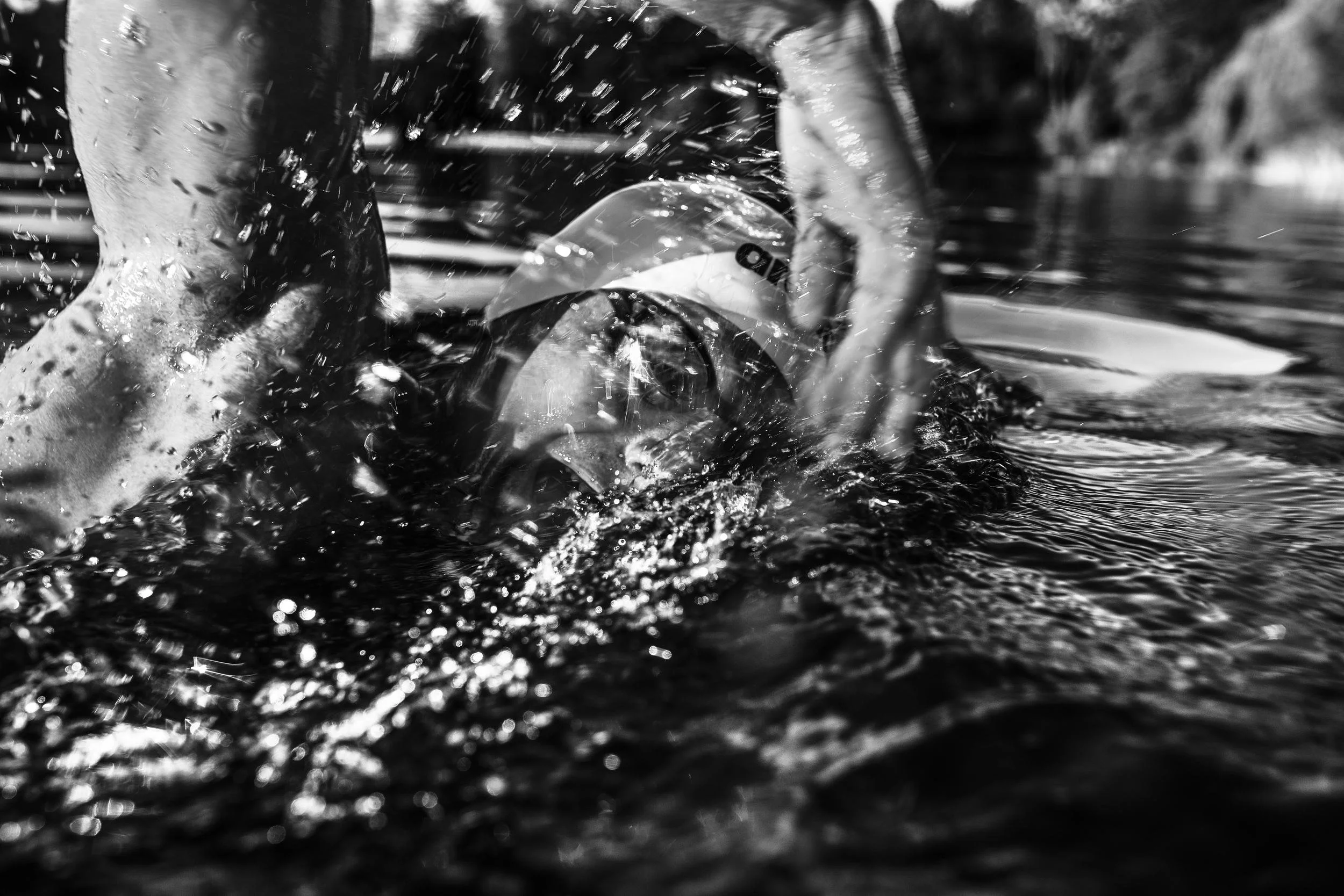 Schwimmer-Editorial von Tim Wendrich: Schwarzweiß-Detail der Arme beim Eintauchen