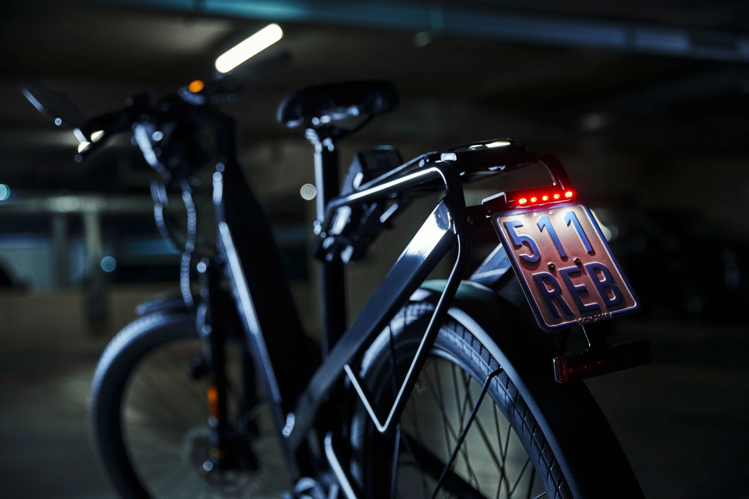 Rücklicht und Nummernschild-Detail bei Nacht