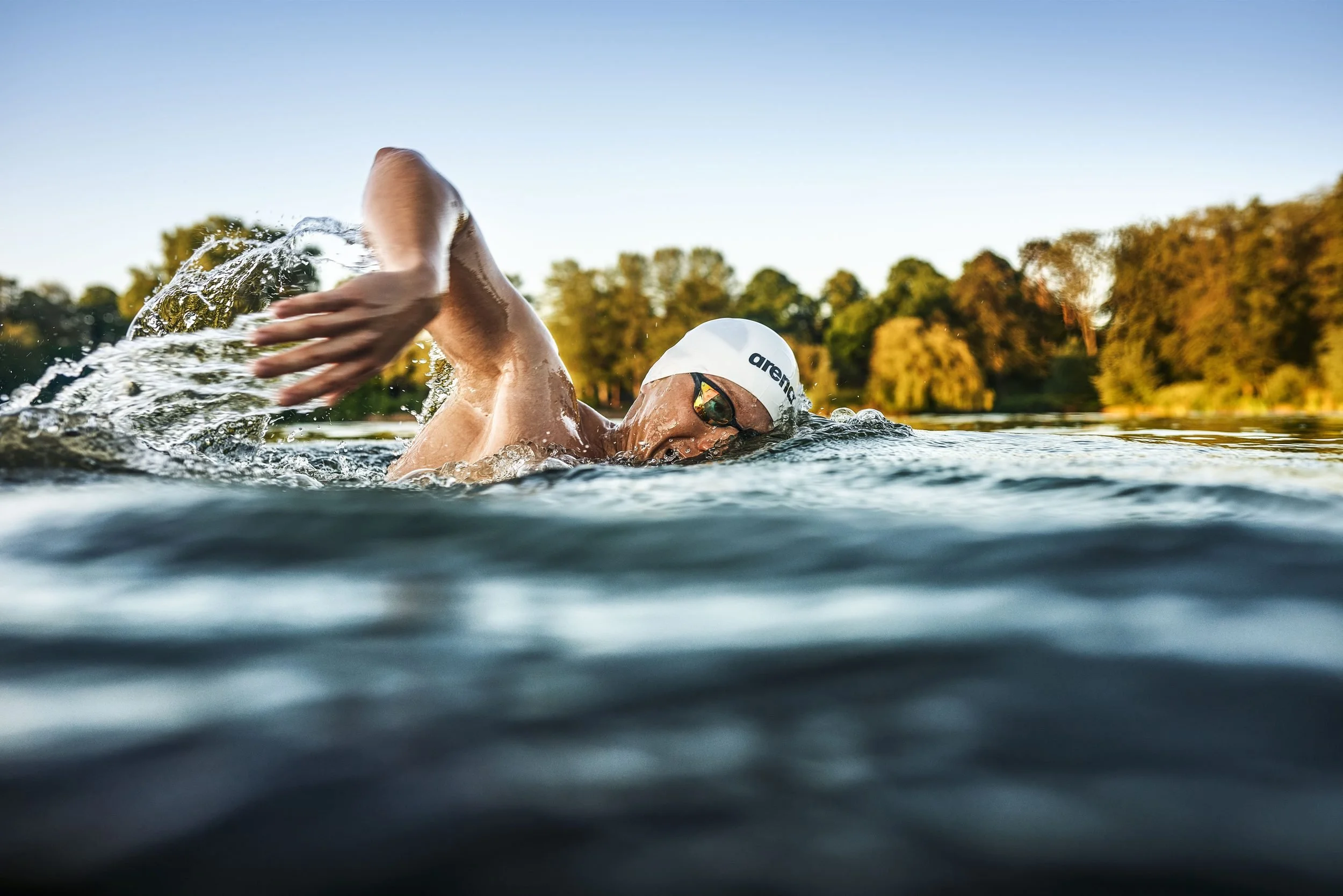 Schwimmer-Editorial von Tim Wendrich: Kraulzug von vorn durch aufgewühltes Wasser