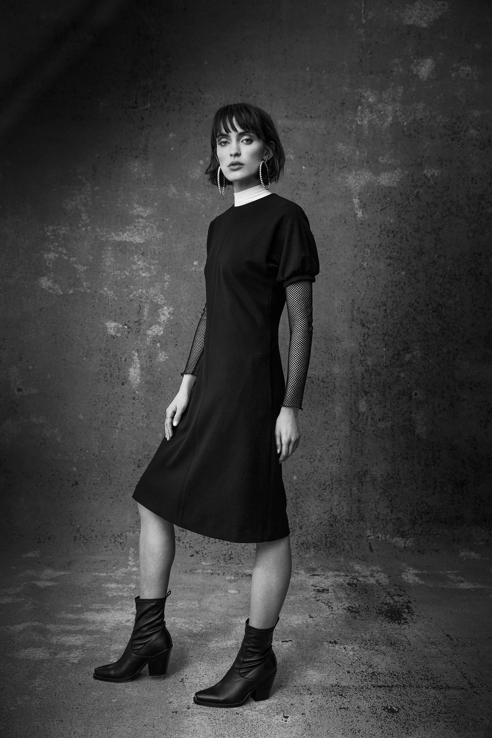 Hellmuth Lookbook 2019: Schwarzweiß-Aufnahme im schlichten schwarzen Kleid JACKY