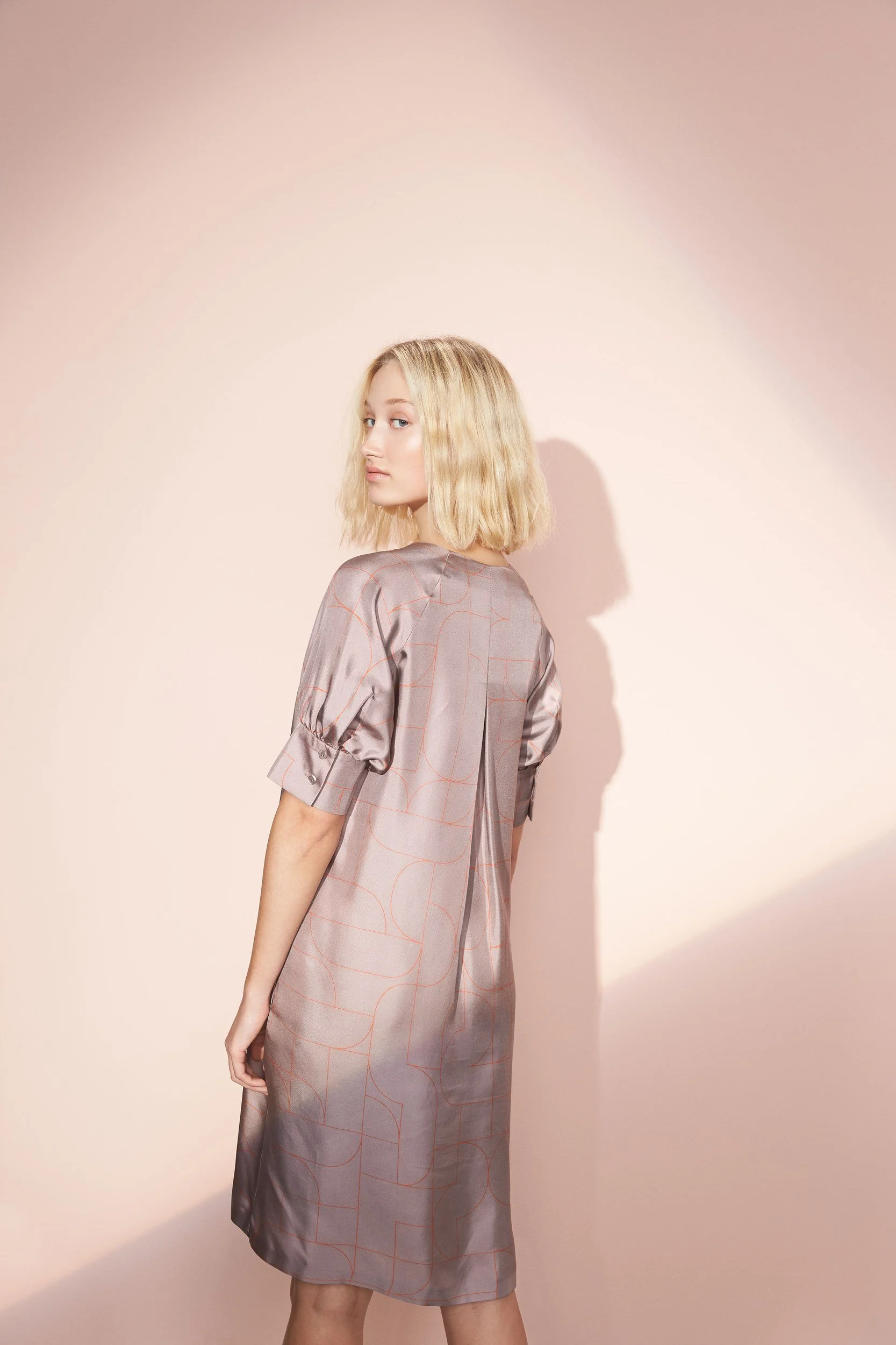 Hellmuth Lookbook SS20: schimmerndes Kleid DORY in Nude, seitliche Ansicht