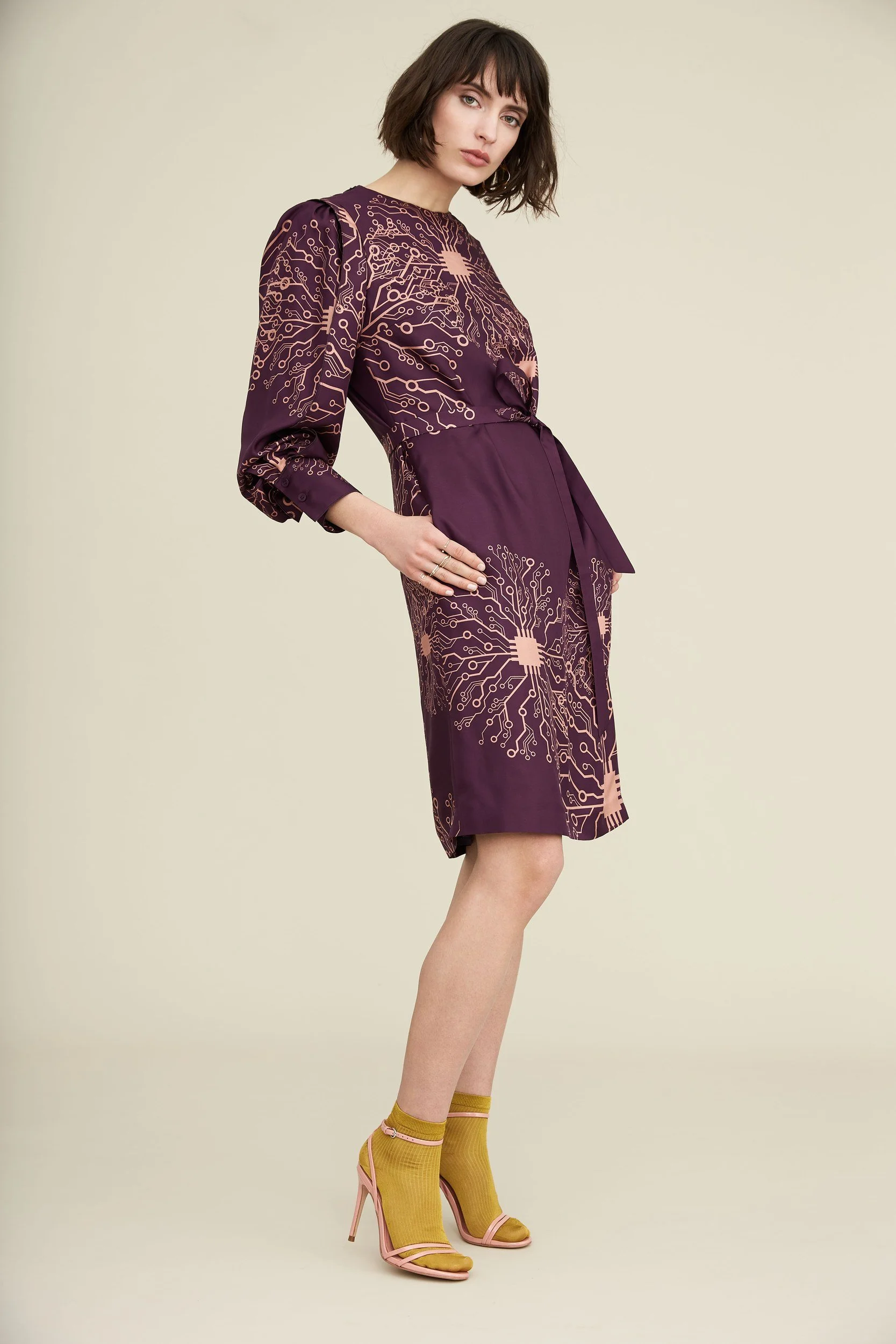 Hellmuth Lookbook 2019: weinrotes Kleid KIMBER mit Circuit-Stickerei und gelben Ankle-Boots
