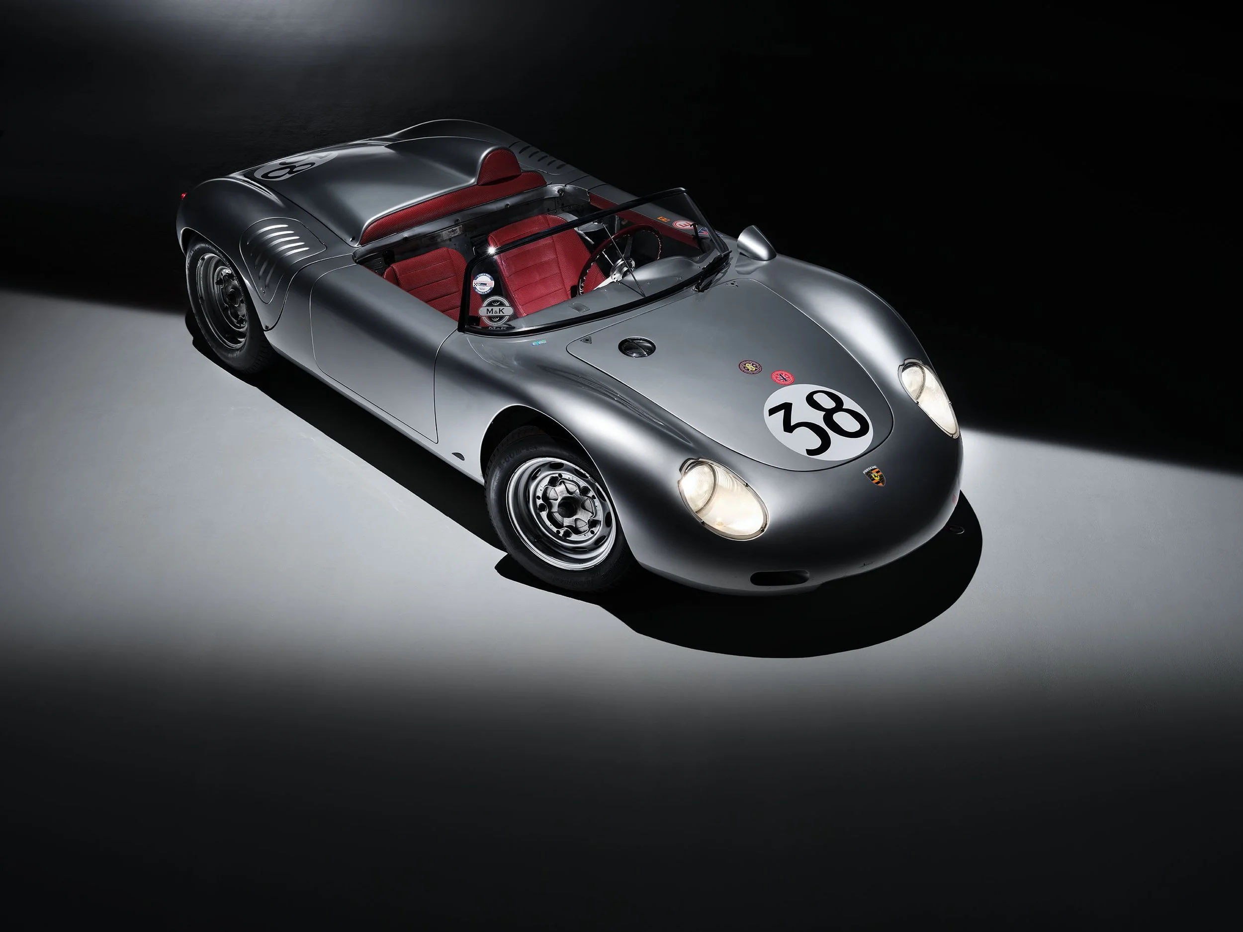 Silberner Porsche 718 RS 60 Spyder Rennwagen mit Startnummer 38 im Spotlight – Retusche Bildergut.