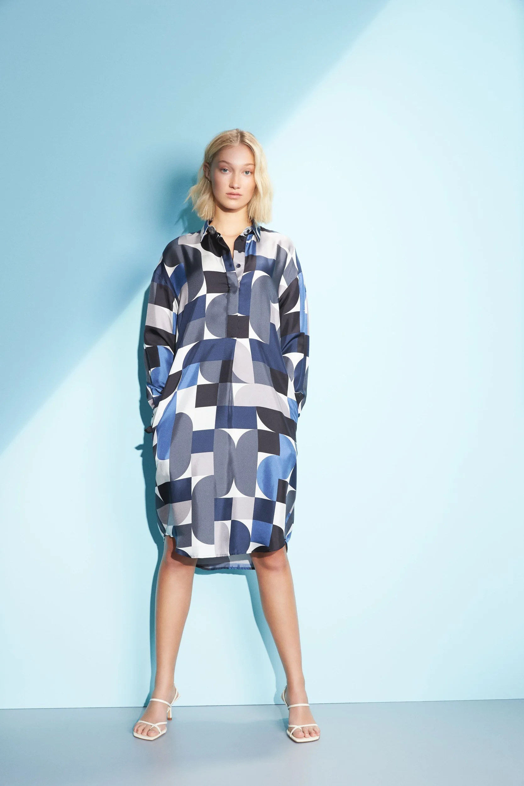 Hellmuth Lookbook SS20: Hemdblusenkleid KANYA mit blauem Geometrie-Print