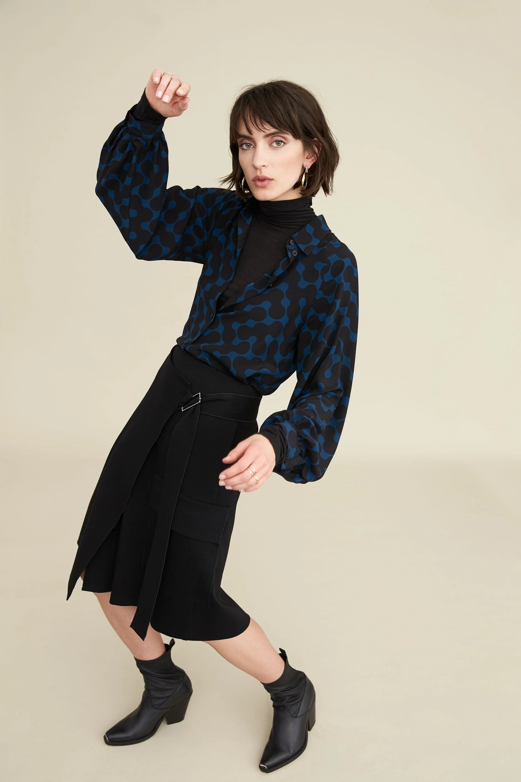 Hellmuth Lookbook 2019: karierte Bluse und schwarzer Plisseerock aus dem Look RACHEL