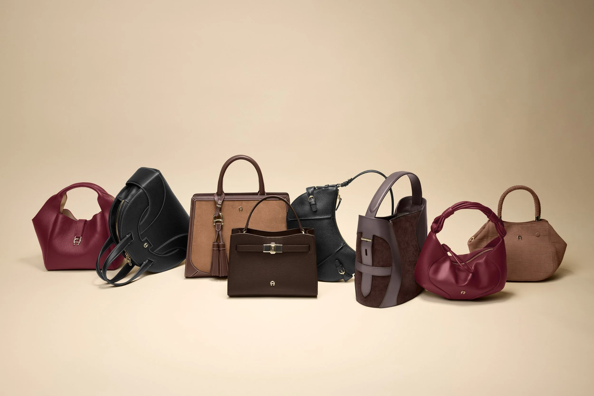 AIGNER Fall-Winter 2026: Taschenkollektion in Bordeaux, Schwarz und Rose