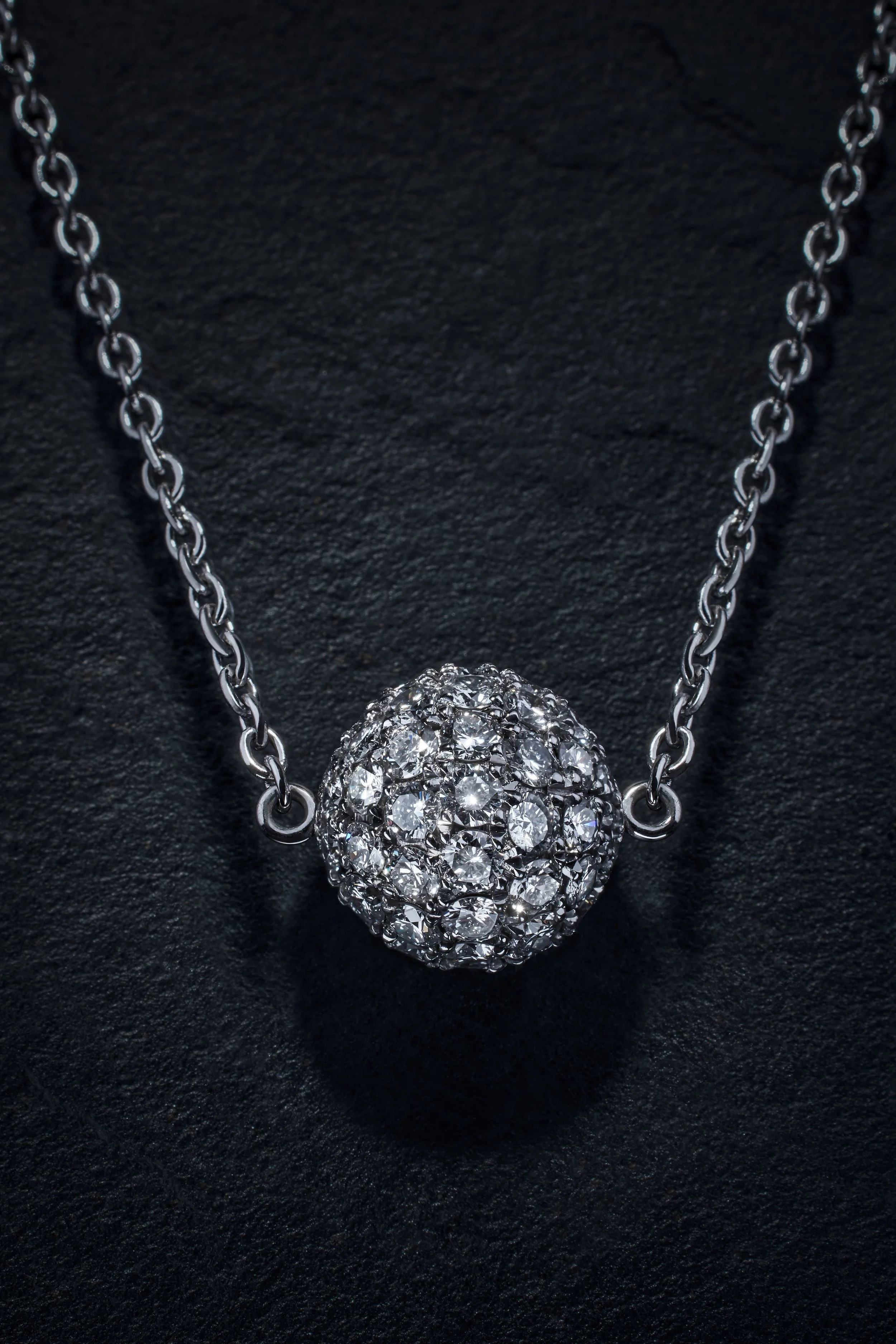 Diamantring in Makroaufnahme mit funkelnden Steinen vor tiefschwarzem Grund, Still Shiny – Retusche Bildergut.
