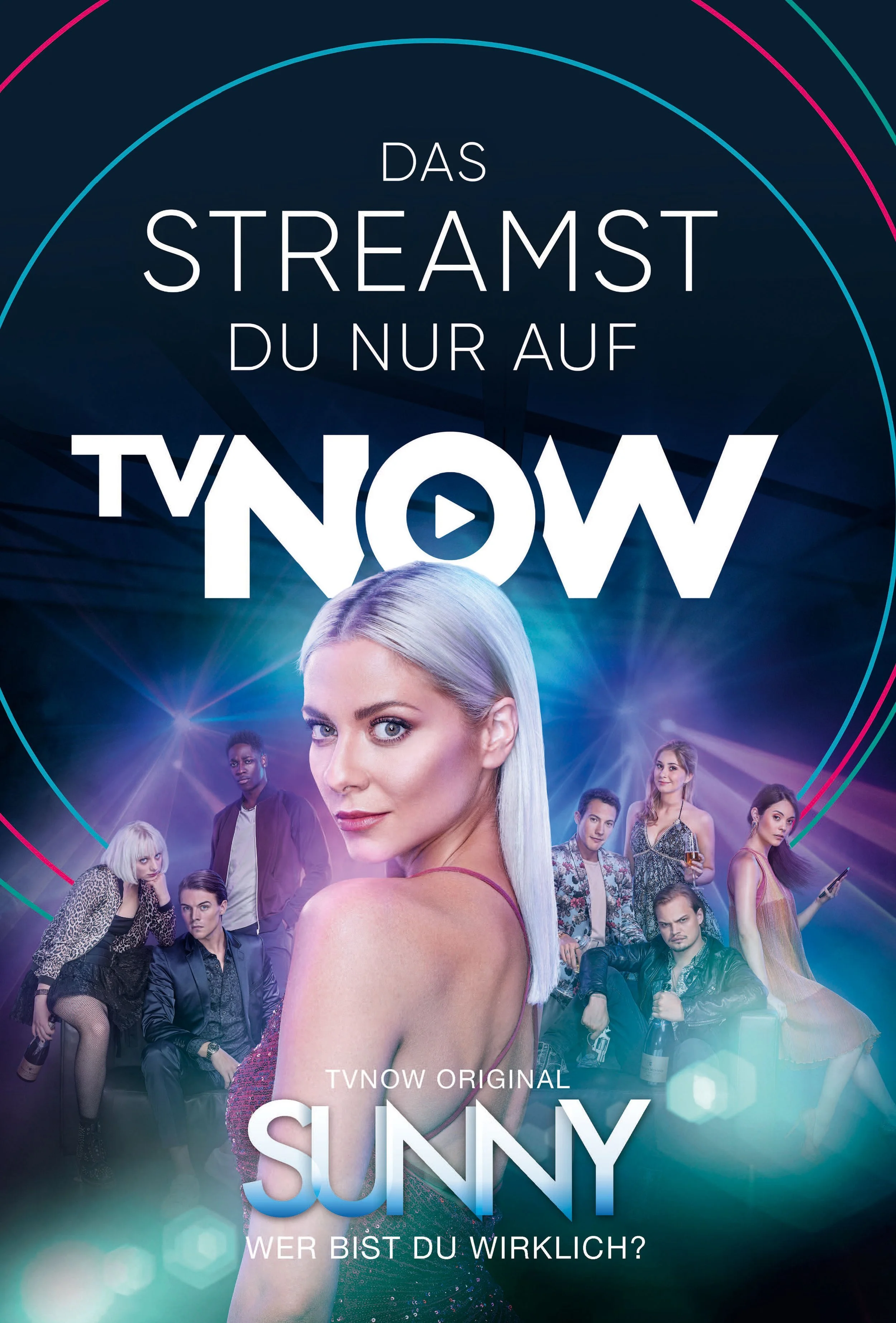 Blonde Frau im Partylicht mit Ensemble im neonfarbenen Club, TV Now Sunny Wer bist du wirklich – Composing von Bildergut.