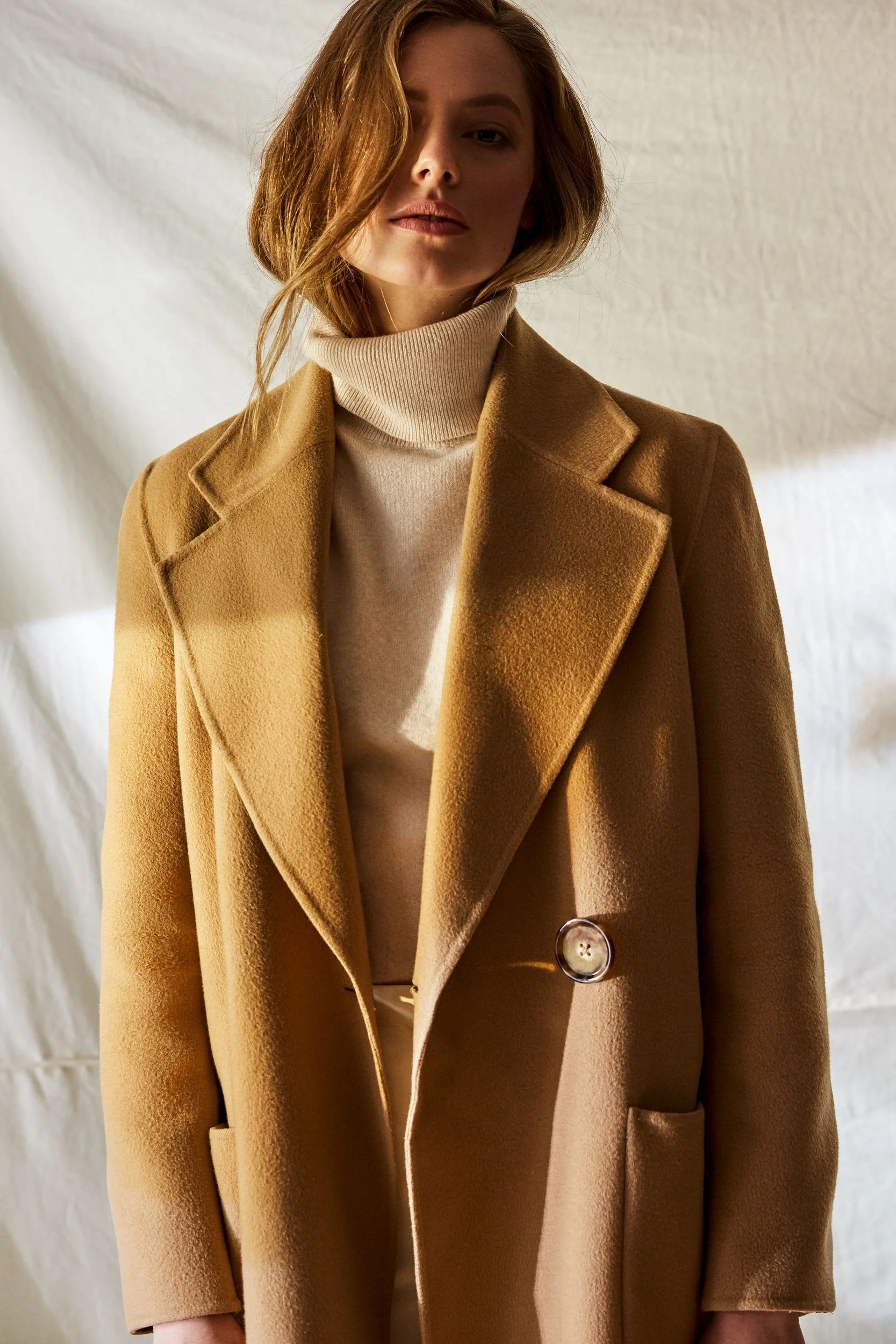 Ganzkörper-Look mit Camel-Mantel und Gürtel