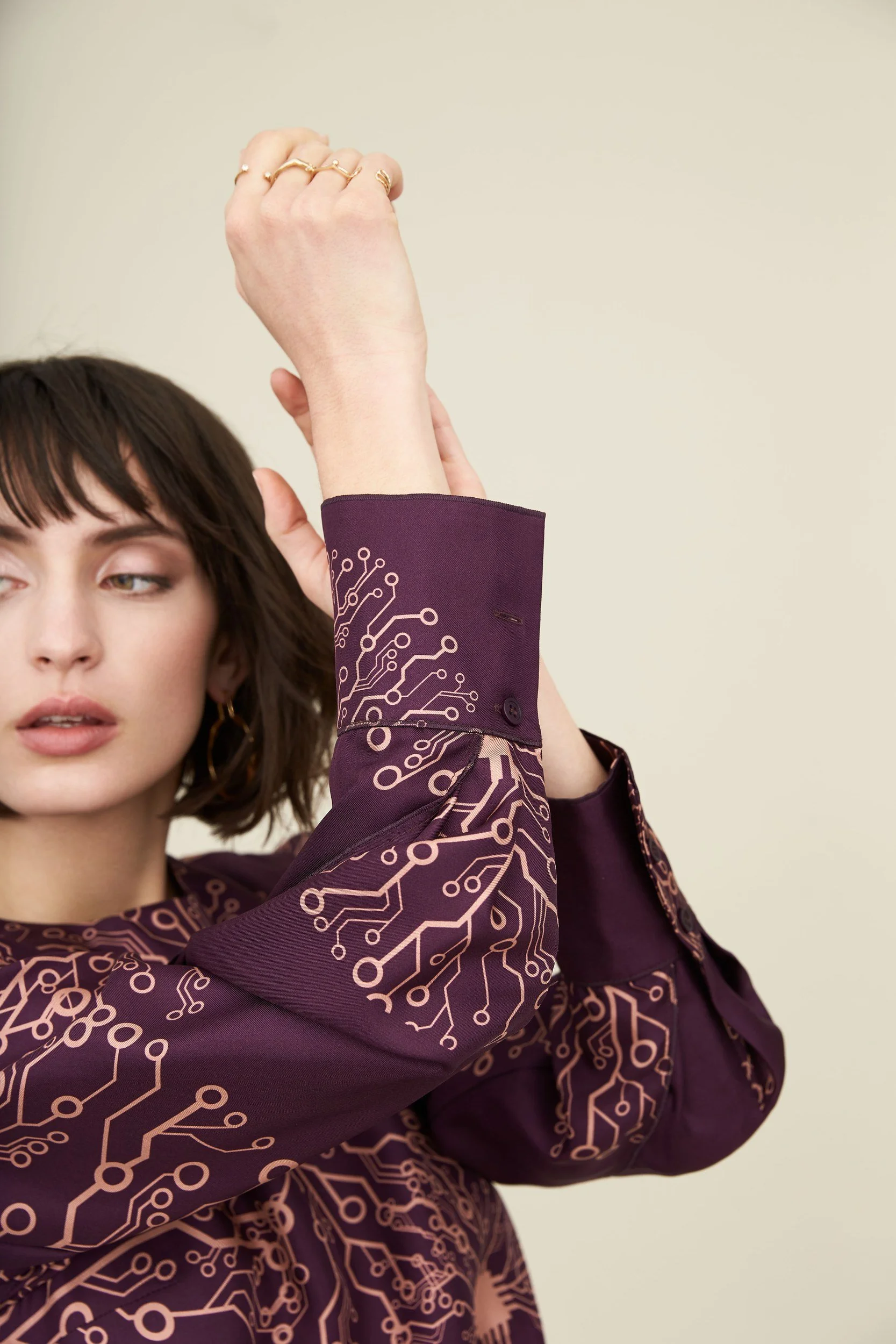 Hellmuth Lookbook 2019: weinroter Look KIMBER mit Circuit-Stickerei im Nahporträt