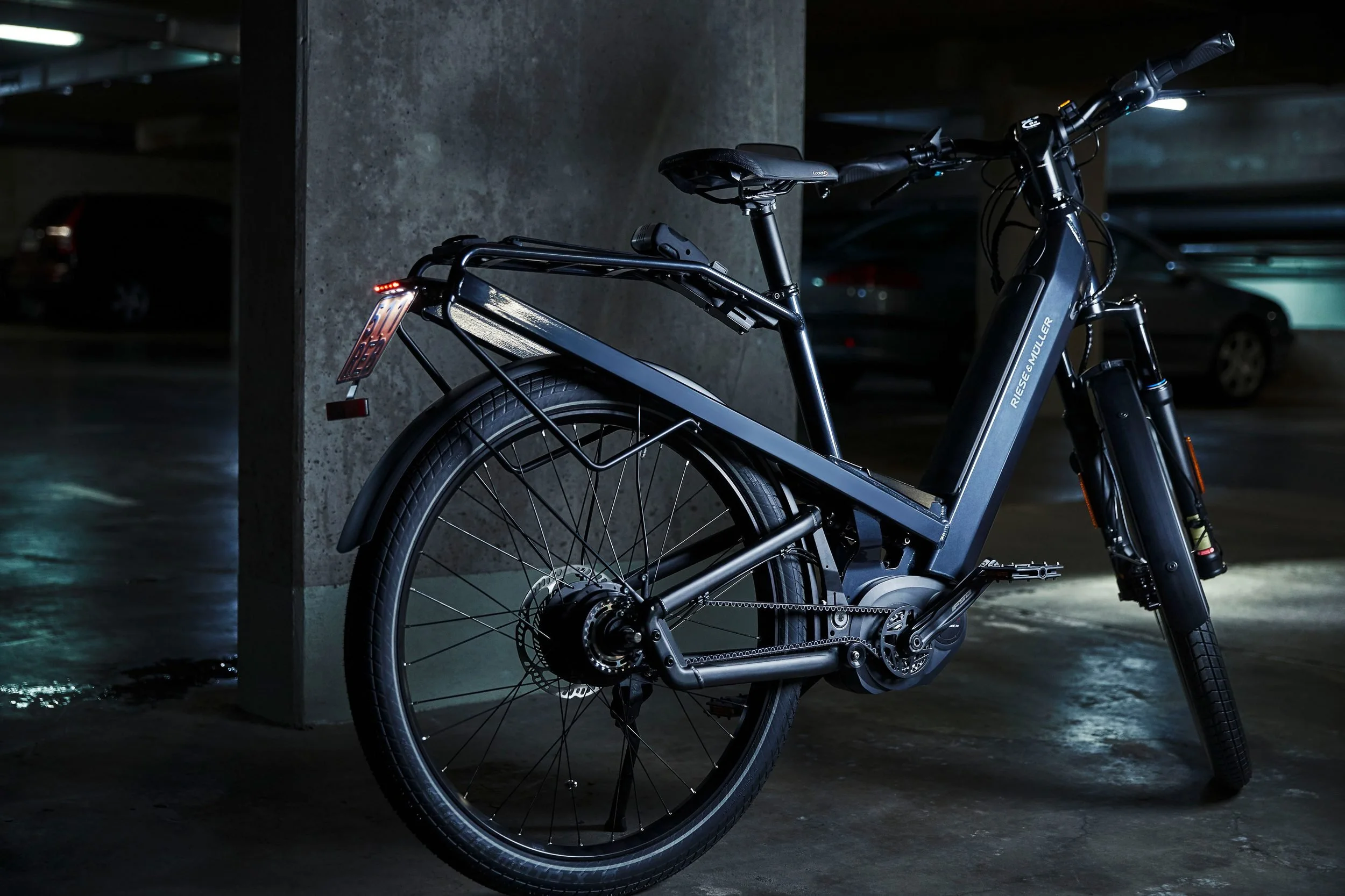 E-Bike in Seitenansicht vor Betonpfeiler