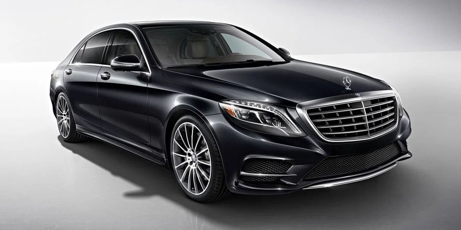 Dunkle Mercedes S-Klasse Limousine in Dreiviertelansicht im hellen Studio – Retusche Bildergut.