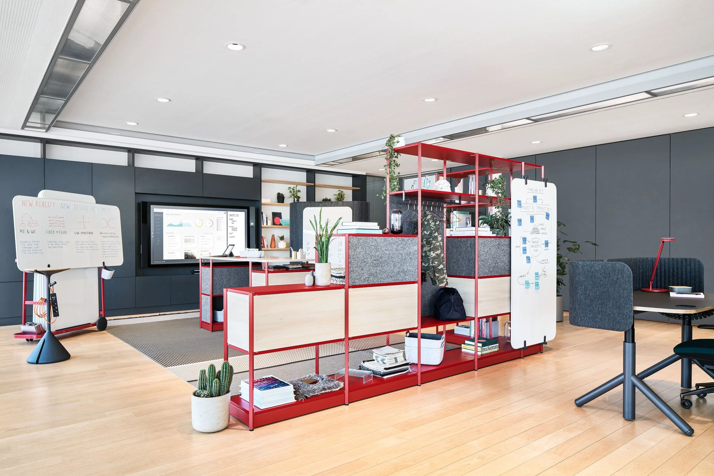 Rotes Steelcase Regalsystem als Raumteiler im offenen Büro