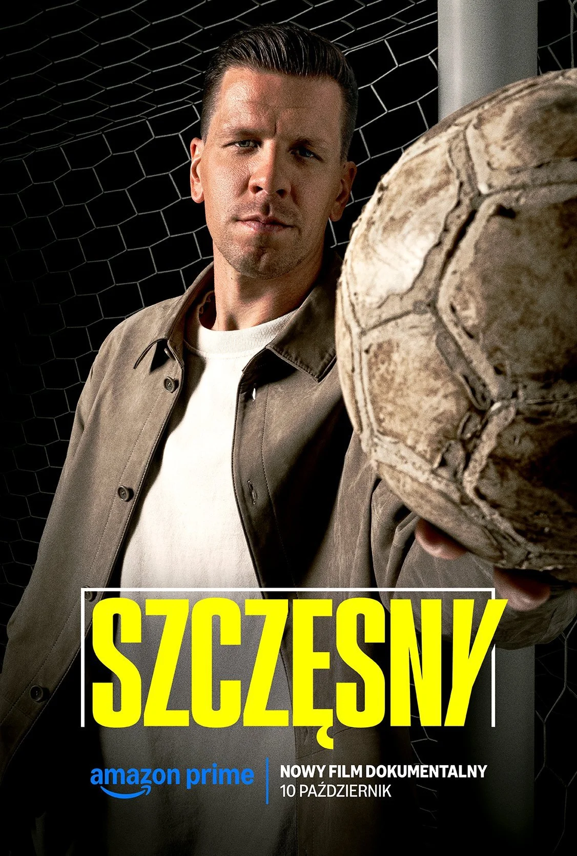 Torwart Szczęsny mit altem Lederball vor Tornetz, Doku-Plakat für Amazon Prime – Retusche Bildergut.