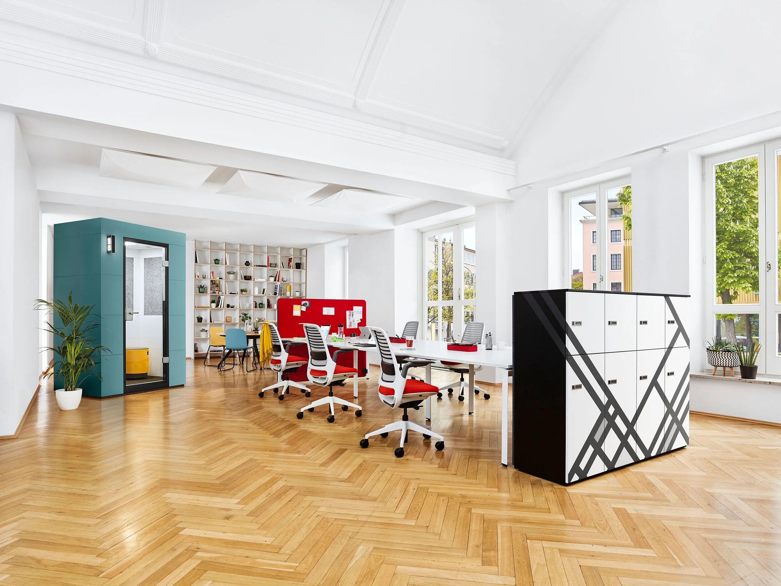 Helles Büro mit roten Bürostühlen und Fischgrätparkett, Interior-Kampagne für Steelcase – Retusche Bildergut.