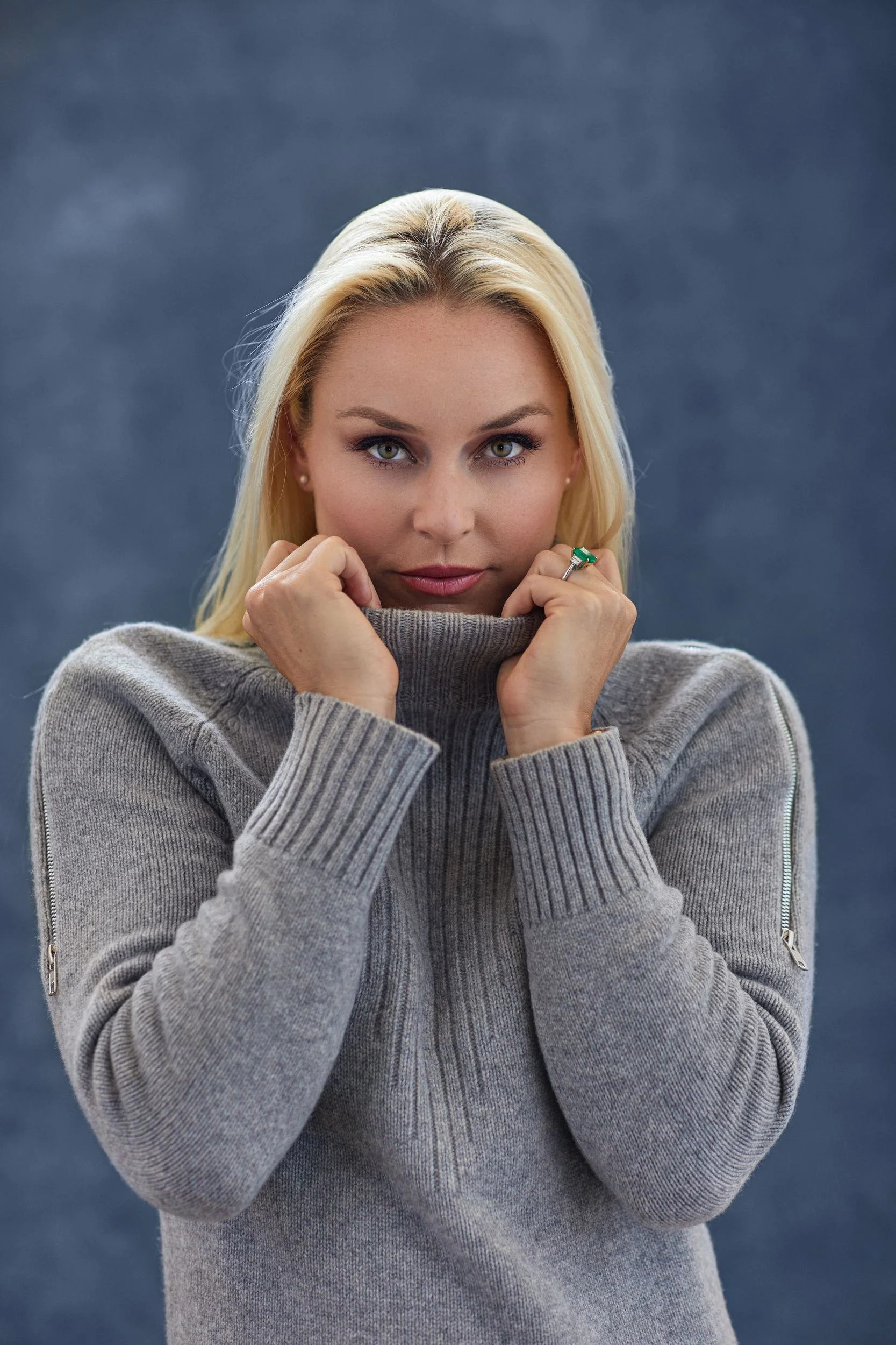 Porträt im grauen Strickpullover mit hochgezogenem Kragen
