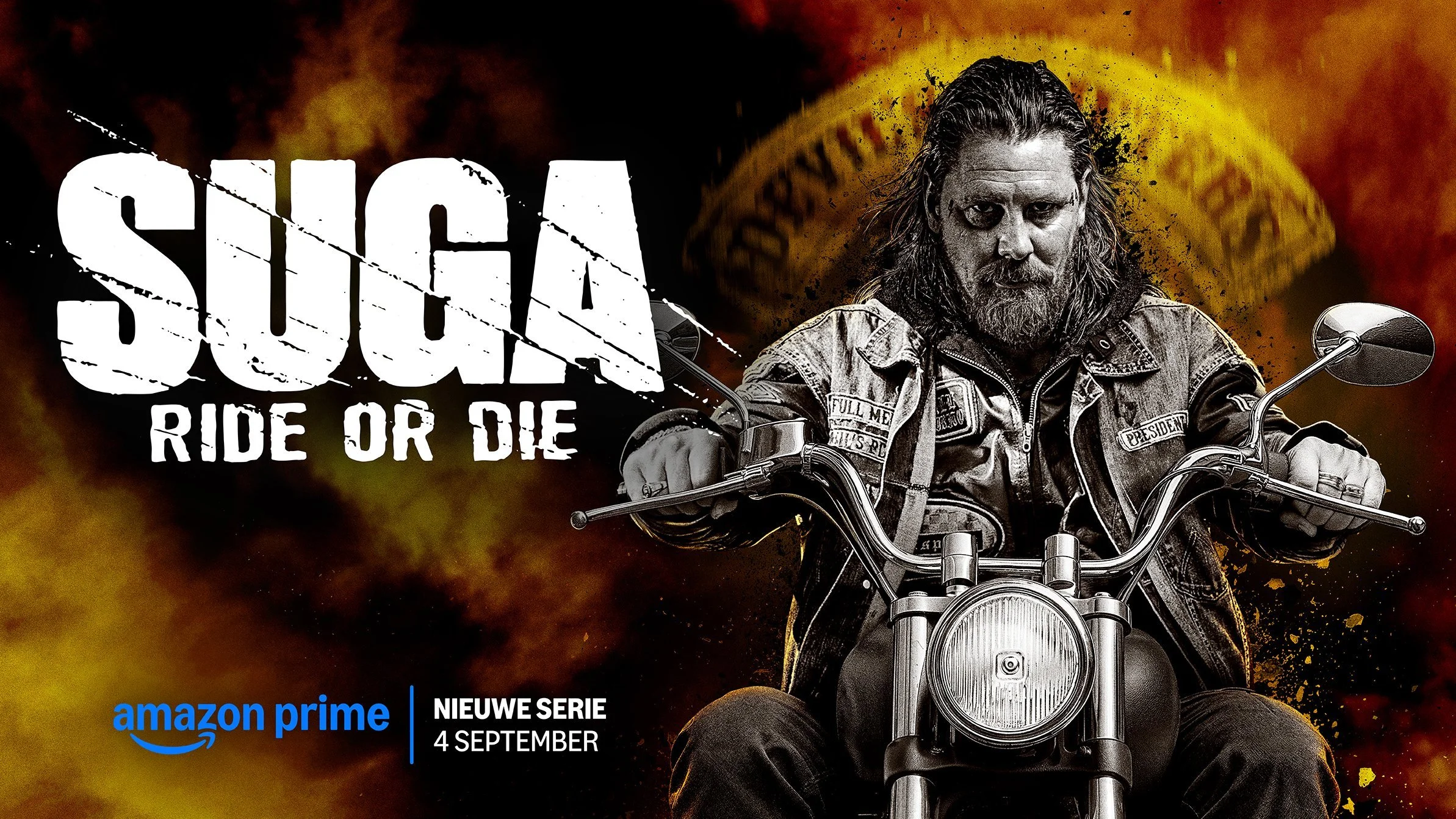 Bärtiger Biker in Lederkutte auf Motorrad vor Feuer und Rauch, Amazon Prime Suga Ride or Die – Composing von Bildergut.