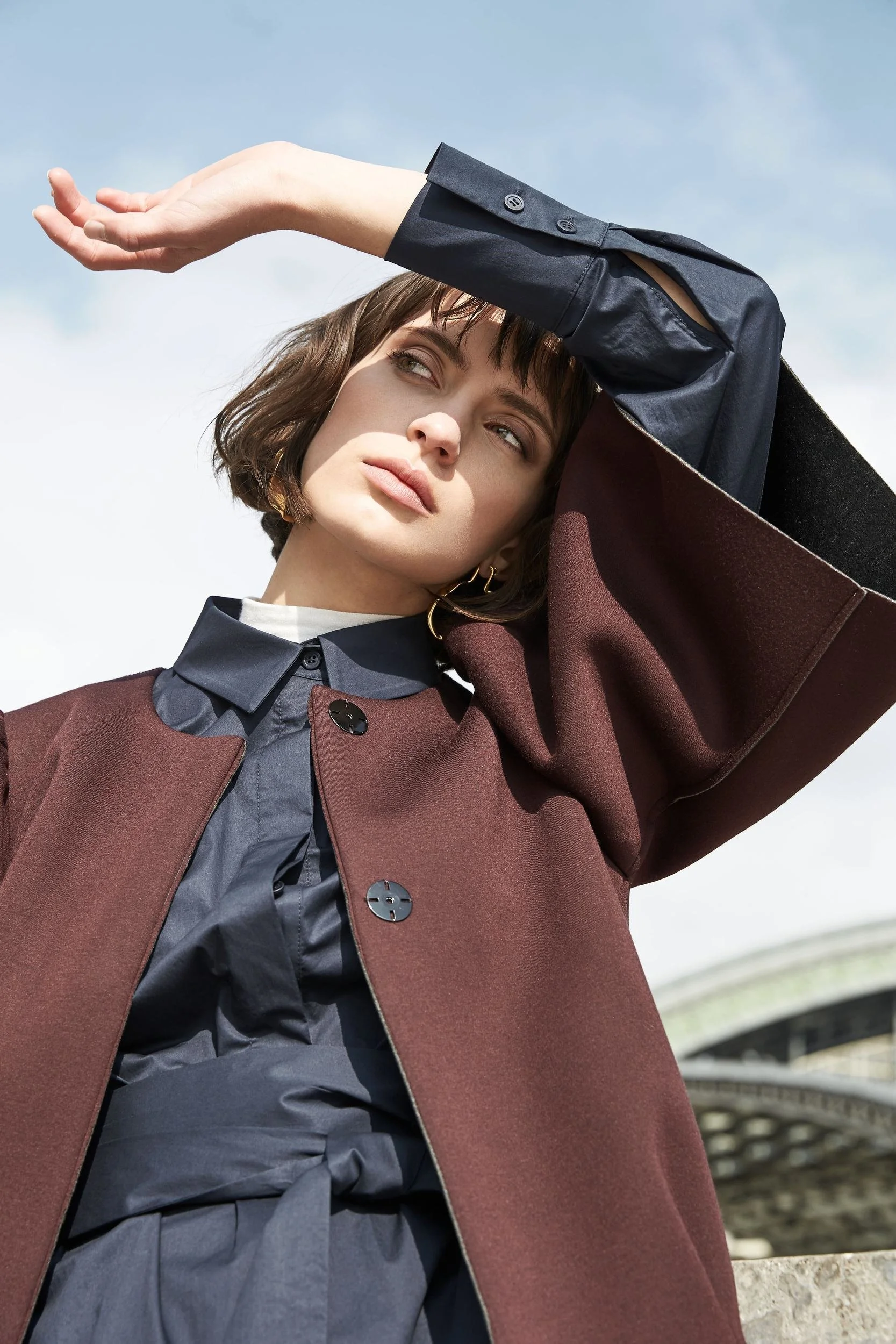 Hellmuth Lookbook 2019: Look KIM im Nahporträt, Hand über den Augen