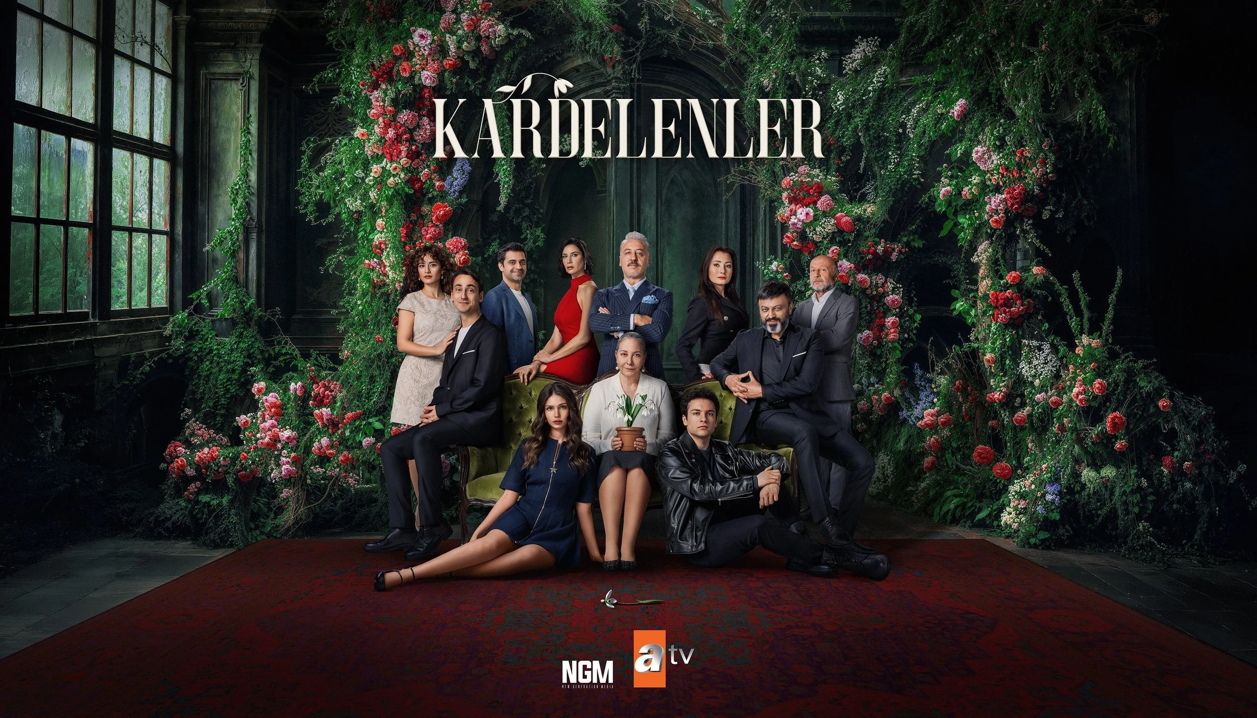 Elegantes Familienensemble zwischen üppigen Blumenranken im Altbausalon, ATV Türkei Kardelenler – Composing von Bildergut.