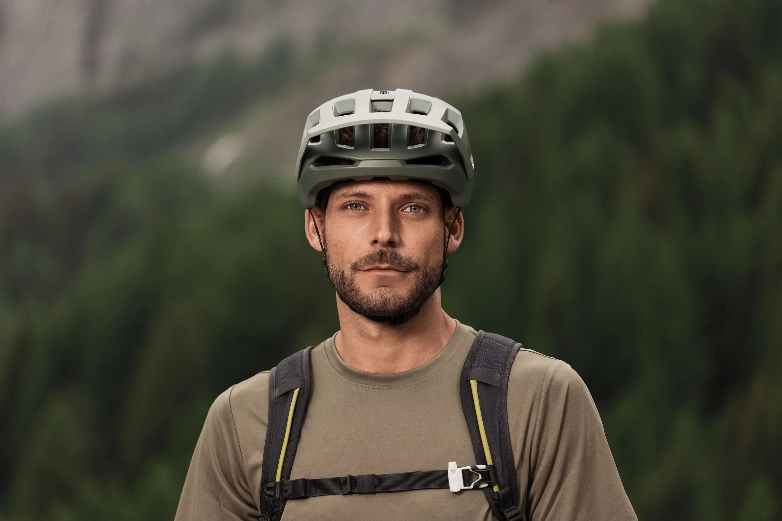 Mountainbiker mit Helm in Olivgrün