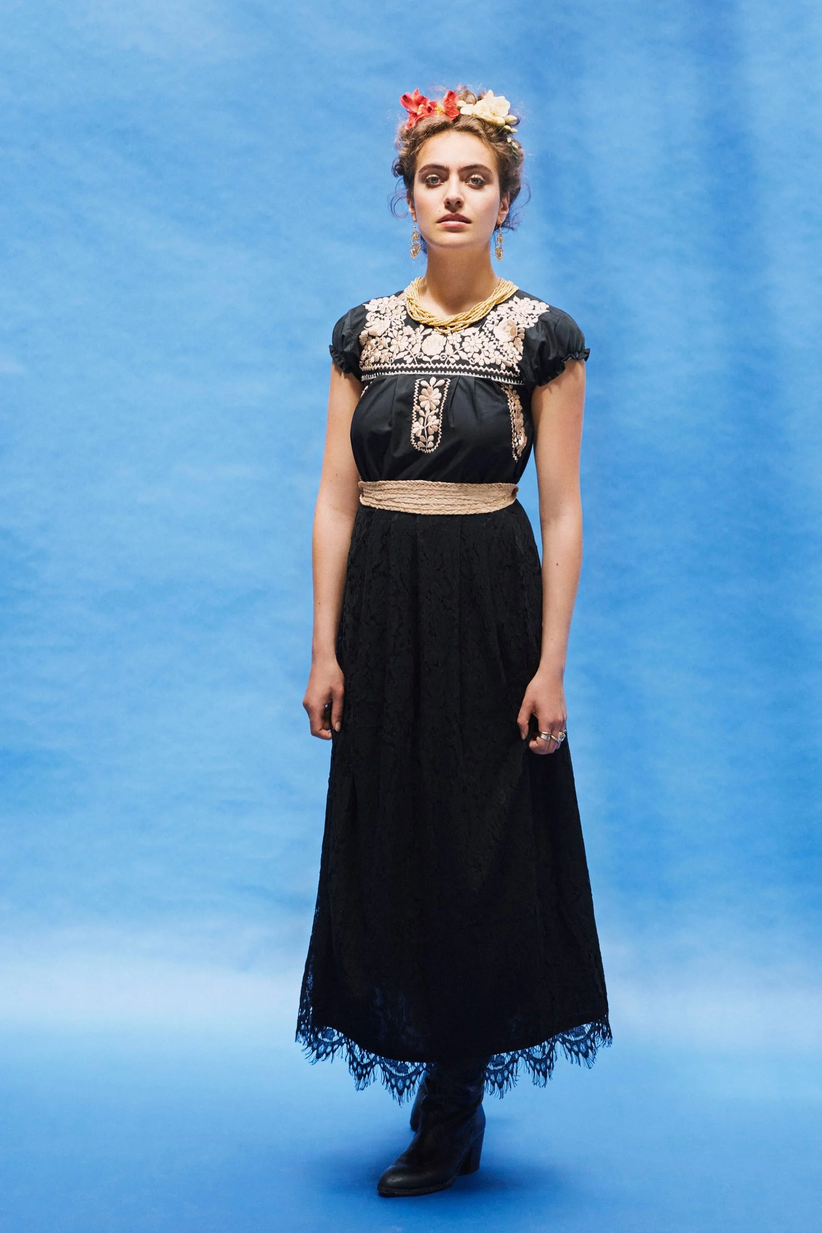 Ganzkörper in besticktem schwarzem Kleid