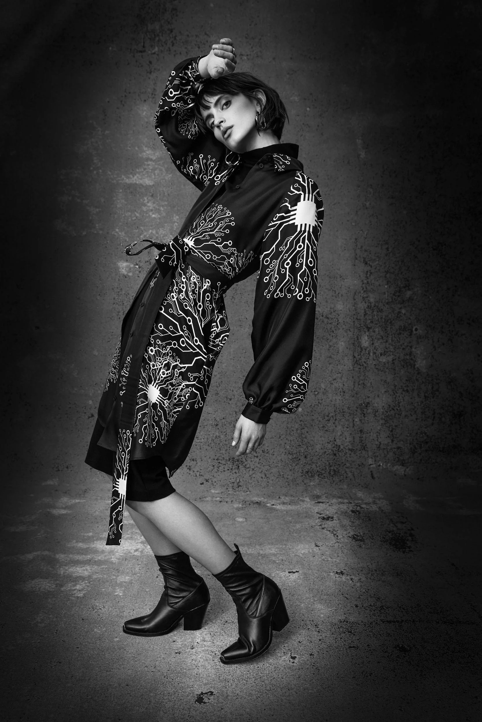 Hellmuth Lookbook 2019: Schwarzweiß-Aufnahme im bestickten Mantel-Look KUNIS