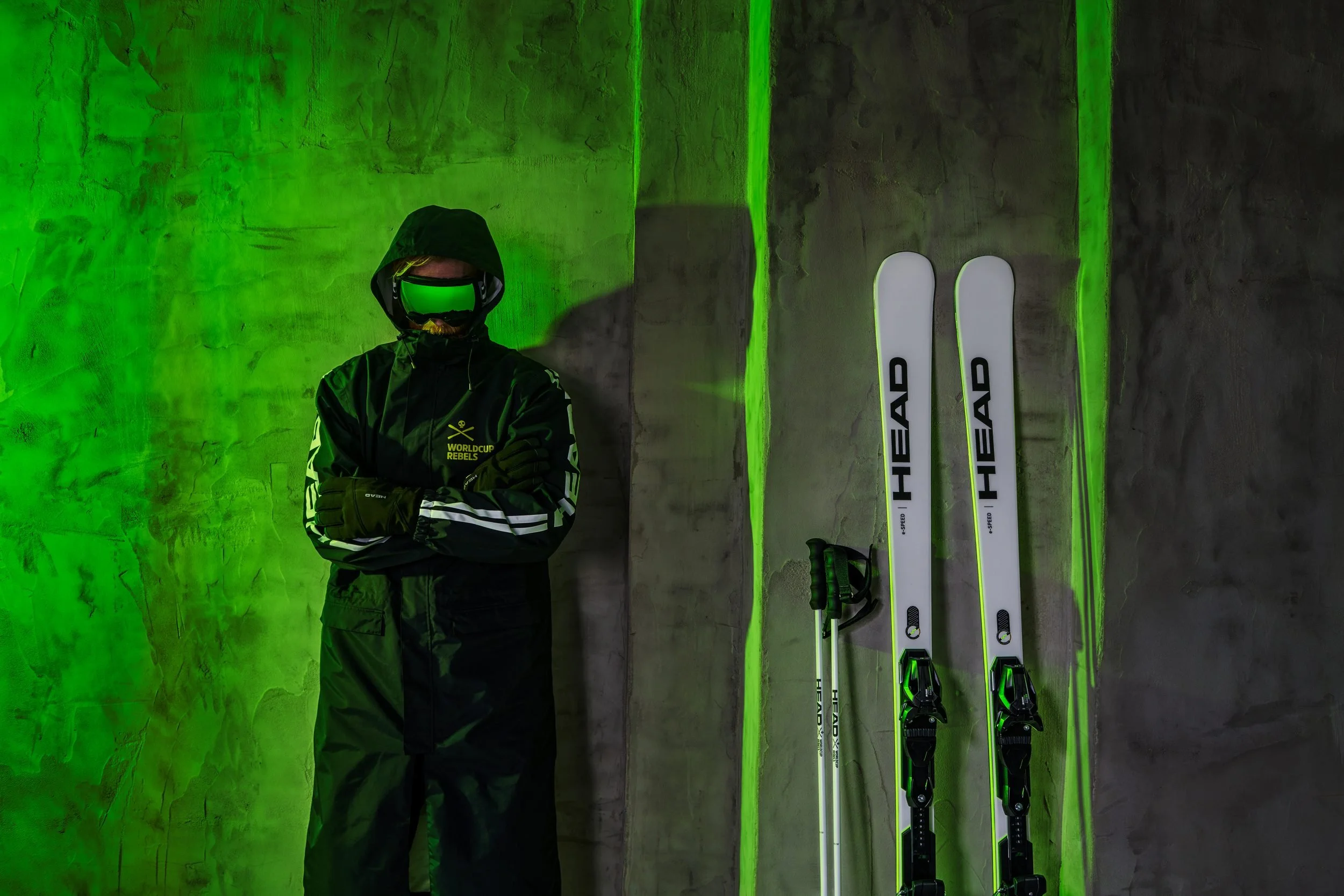 Skimontur mit HEAD-Ski vor grünem Licht