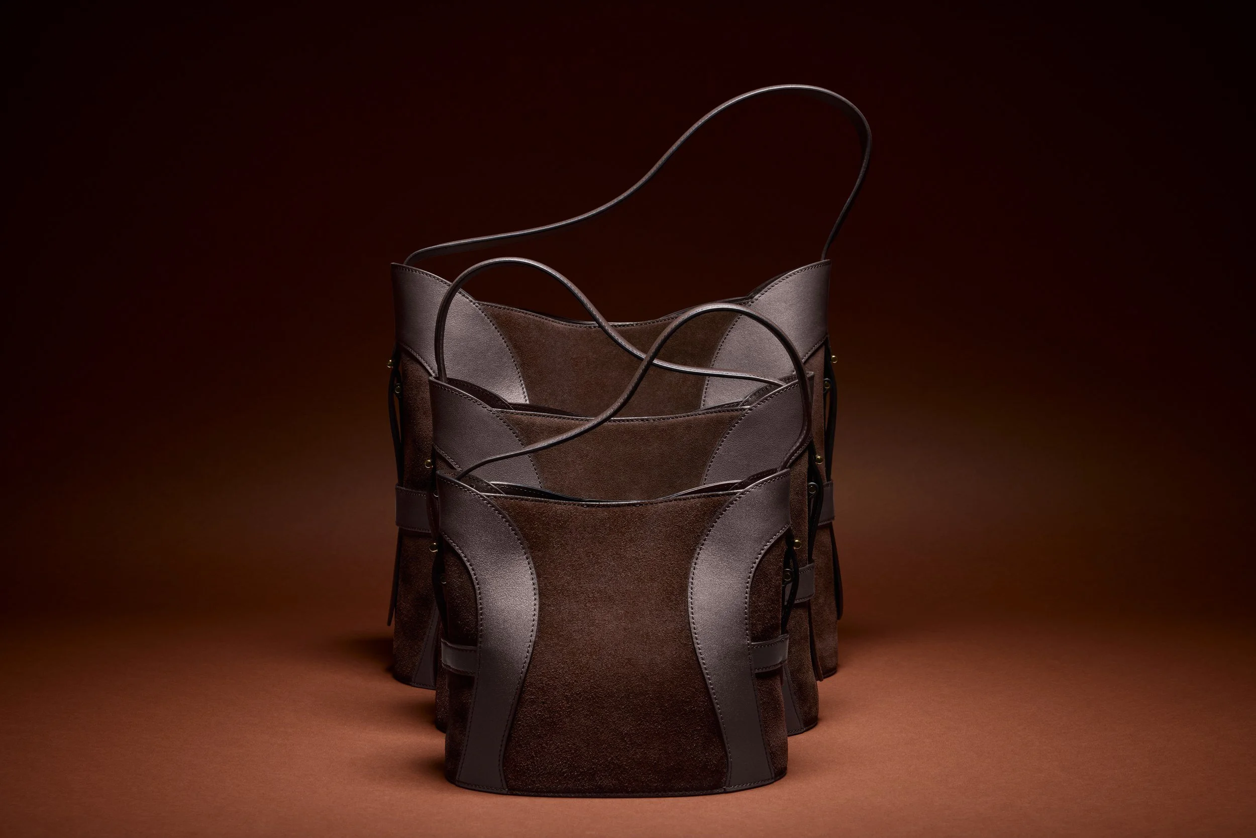 AIGNER Fall-Winter 2026: Debora Bucket Bag aus dunklem Veloursleder